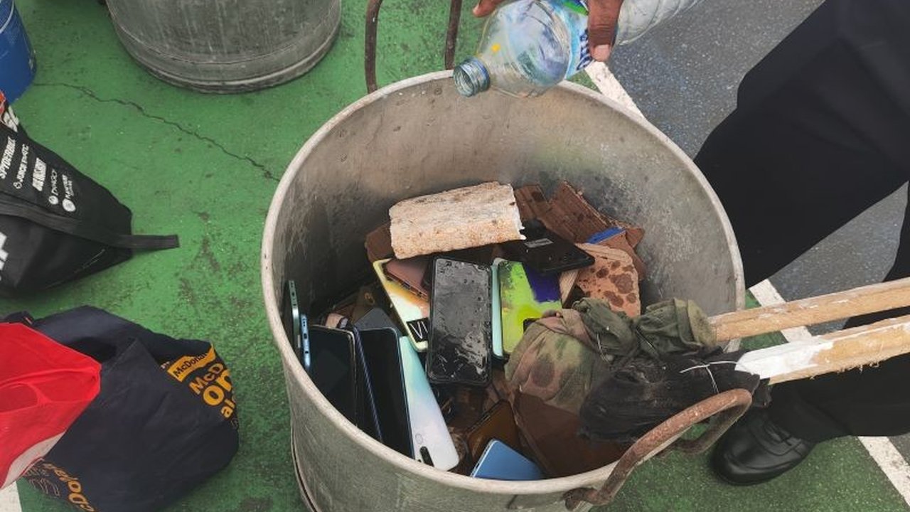 Kanwil Ditjenpas Sulawesi Tenggara memusnahkan 293 ponsel ilegal yang disita dari Lapas Kelas IIA Kendari sebagai upaya peningkatan keamanan dan ketertiban.