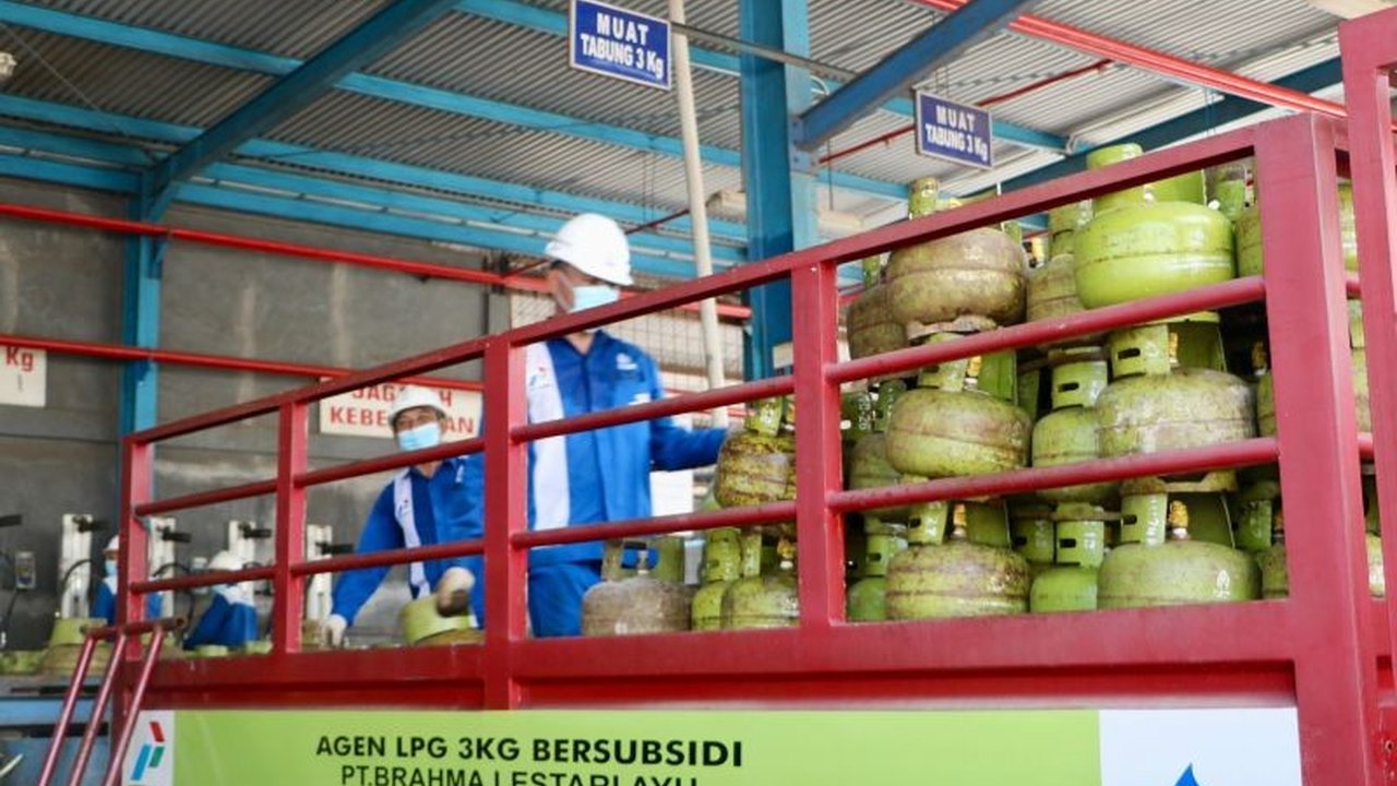 Pertamina Patra Niaga memudahkan pengecer untuk menjadi pangkalan resmi LPG 3 Kg, guna memastikan distribusi tepat sasaran dan harga sesuai HET, seiring kebijakan pemerintah yang menghentikan penjualan di pengecer mulai Februari 2025.