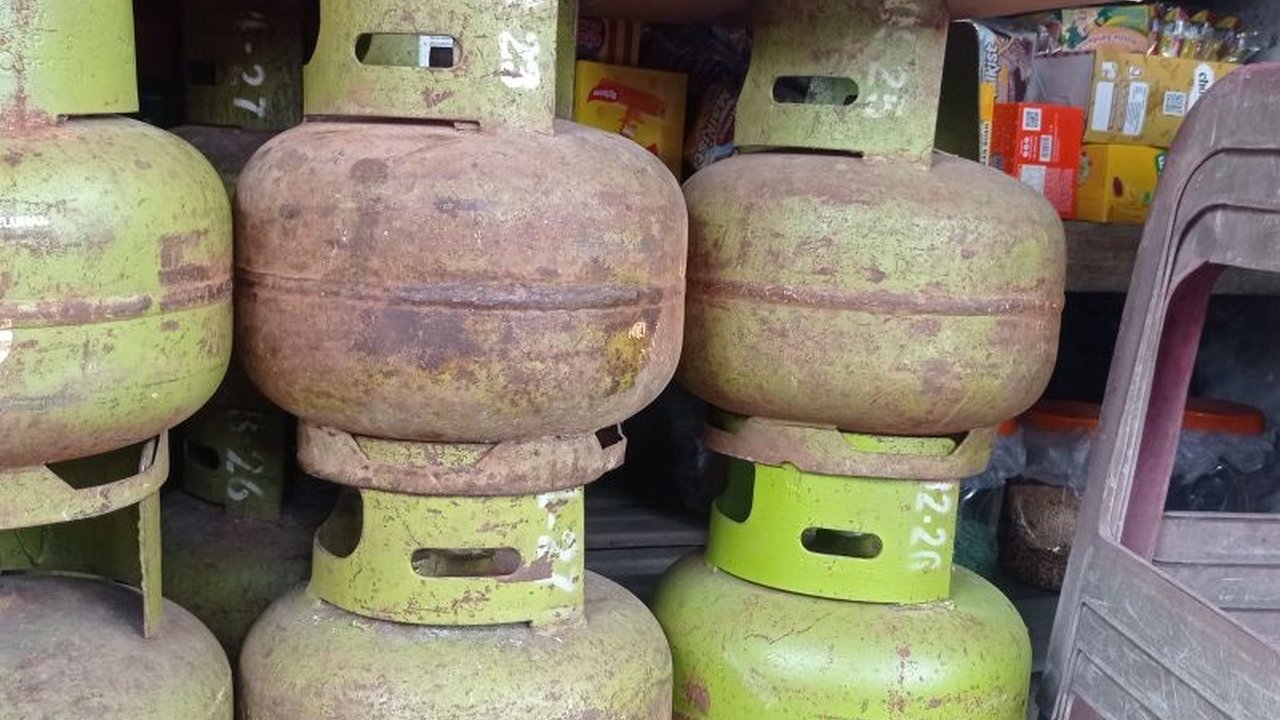 Pemerintah Kabupaten Lebak memberlakukan penjualan gas elpiji 3 kg hanya melalui agen resmi untuk mencegah penimbunan dan memastikan harga terjangkau bagi masyarakat berpenghasilan rendah.