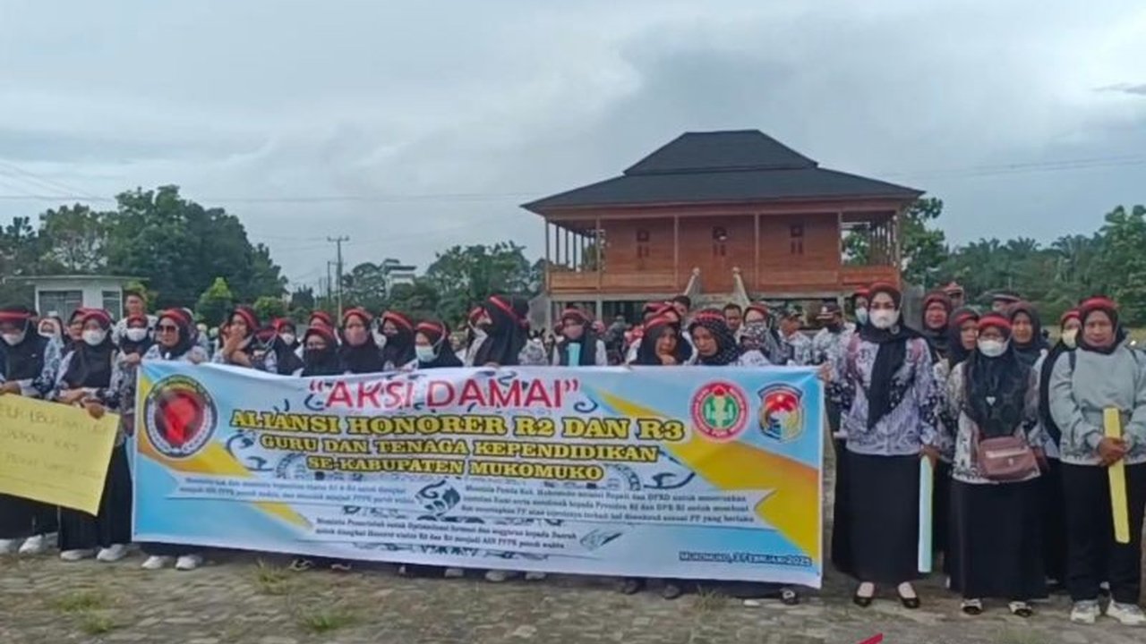 Ratusan honorer di Mukomuko, Bengkulu, menggelar aksi damai menolak kebijakan pemerintah yang mengarahkan mereka menjadi PPPK paruh waktu setelah gagal seleksi PPPK tahap satu, menuntut keadilan dan pengangkatan sebagai PPPK penuh waktu.