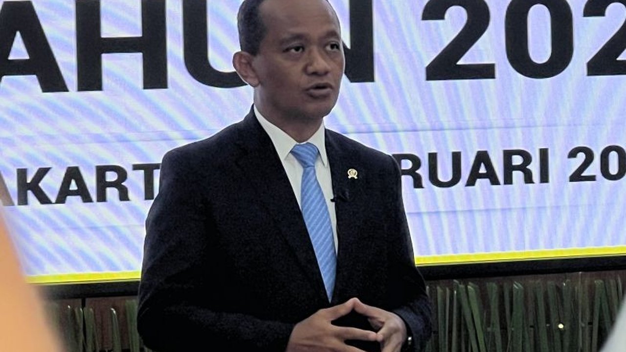 Menteri ESDM, Bahlil Lahadalia, meminta kesabaran masyarakat terkait antrean LPG 3 kg selama masa transisi dari pengecer ke pangkalan resmi, menegaskan tidak ada kelangkaan, hanya perubahan distribusi.