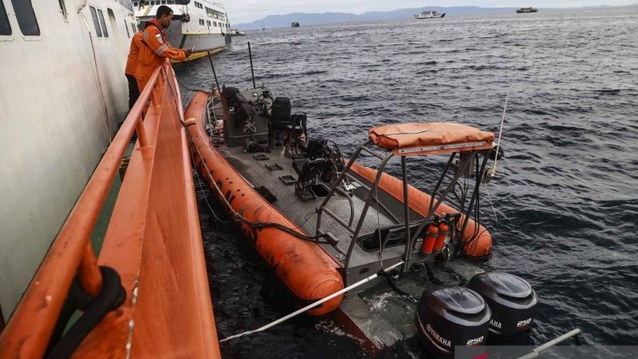 Basarnas mengerahkan seluruh kekuatannya untuk mencari seorang jurnalis TV yang hilang setelah kapal cepat milik Kantor SAR Ternate meledak di perairan Maluku Utara, menewaskan tiga orang termasuk dua anggota Basarnas.