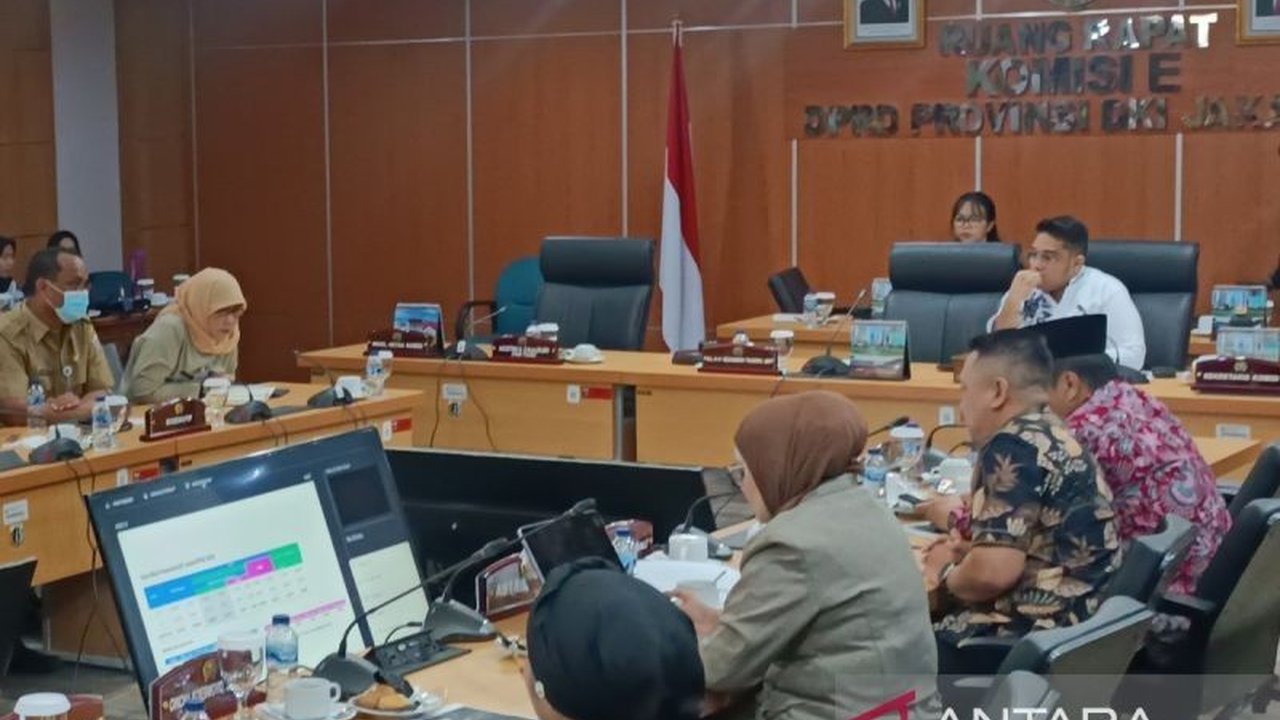 Lebih dari 3000 siswa penerima KJP Plus di DKI Jakarta terancam putus sekolah akibat syarat nilai minimal 70, memicu perdebatan di DPRD DKI Jakarta antara Komisi E dan Dinas Pendidikan.