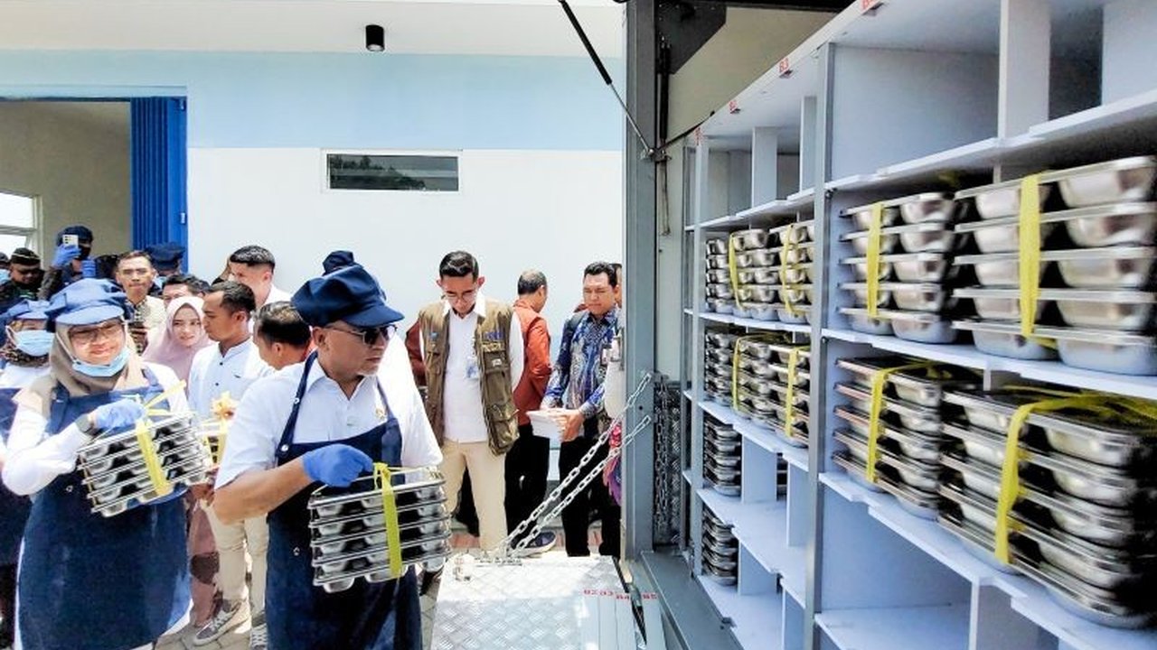 Menteri Koordinator Bidang Pangan Zulkifli Hasan mengumumkan 245 SPPG telah beroperasi di Indonesia untuk mendukung program Makan Bergizi Gratis (MBG) Presiden, dengan potensi perluasan jangkauan hingga 82 juta pelajar jika anggaran bertambah.