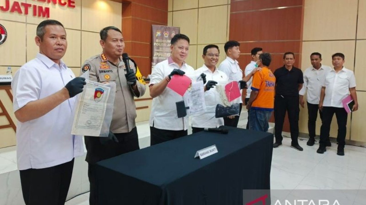 Polisi menetapkan pemilik panti asuhan di Surabaya sebagai tersangka pencabulan terhadap anak asuhnya, setelah melakukan penyelidikan atas laporan polisi terkait kekerasan seksual yang terjadi sejak Januari 2022 hingga Januari 2025.