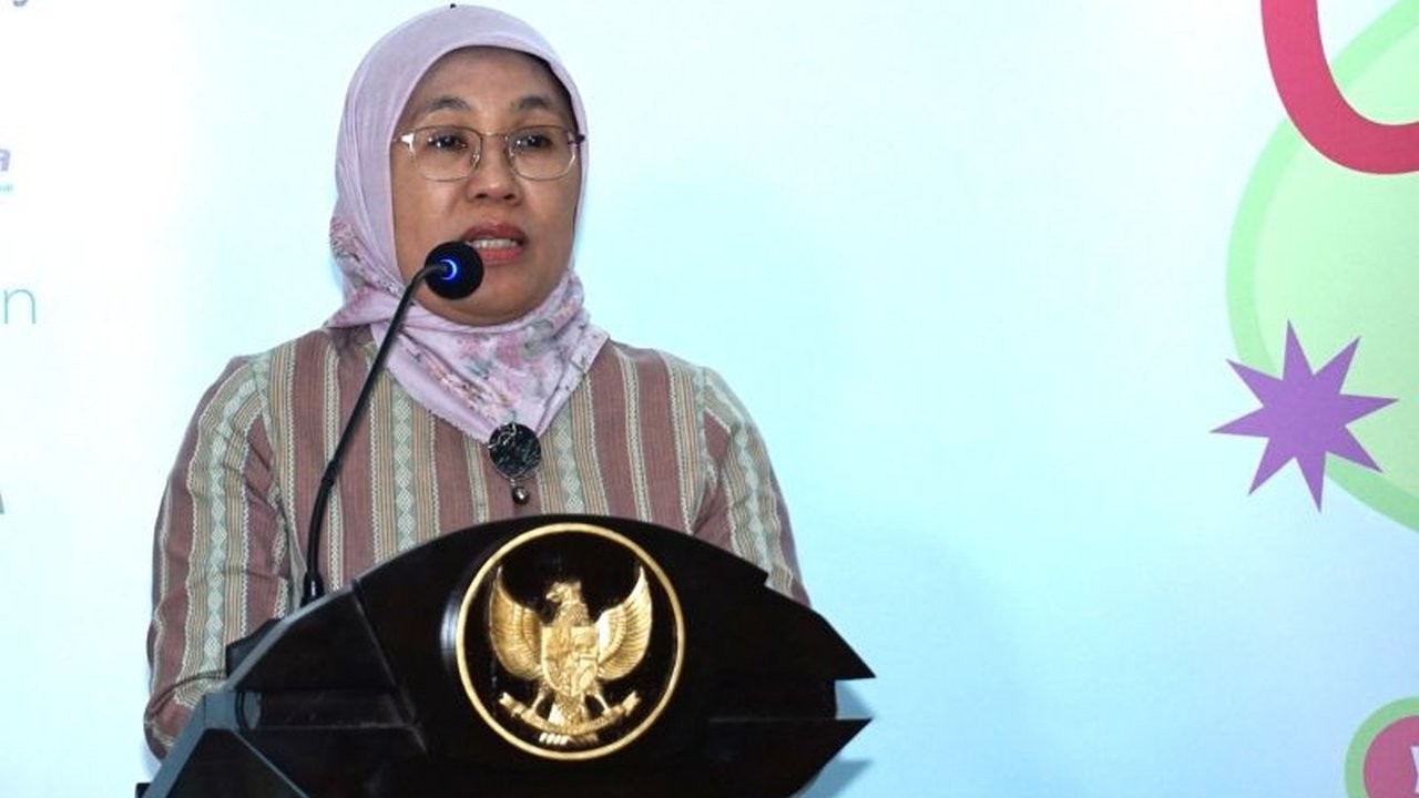 Rendahnya regenerasi perajin menjadi tantangan utama industri wastra Indonesia,  sektor yang erat kaitannya dengan budaya dan menyerap jutaan tenaga kerja, mendorong Kemenperin untuk menerapkan berbagai strategi peningkatan daya saing IKM.