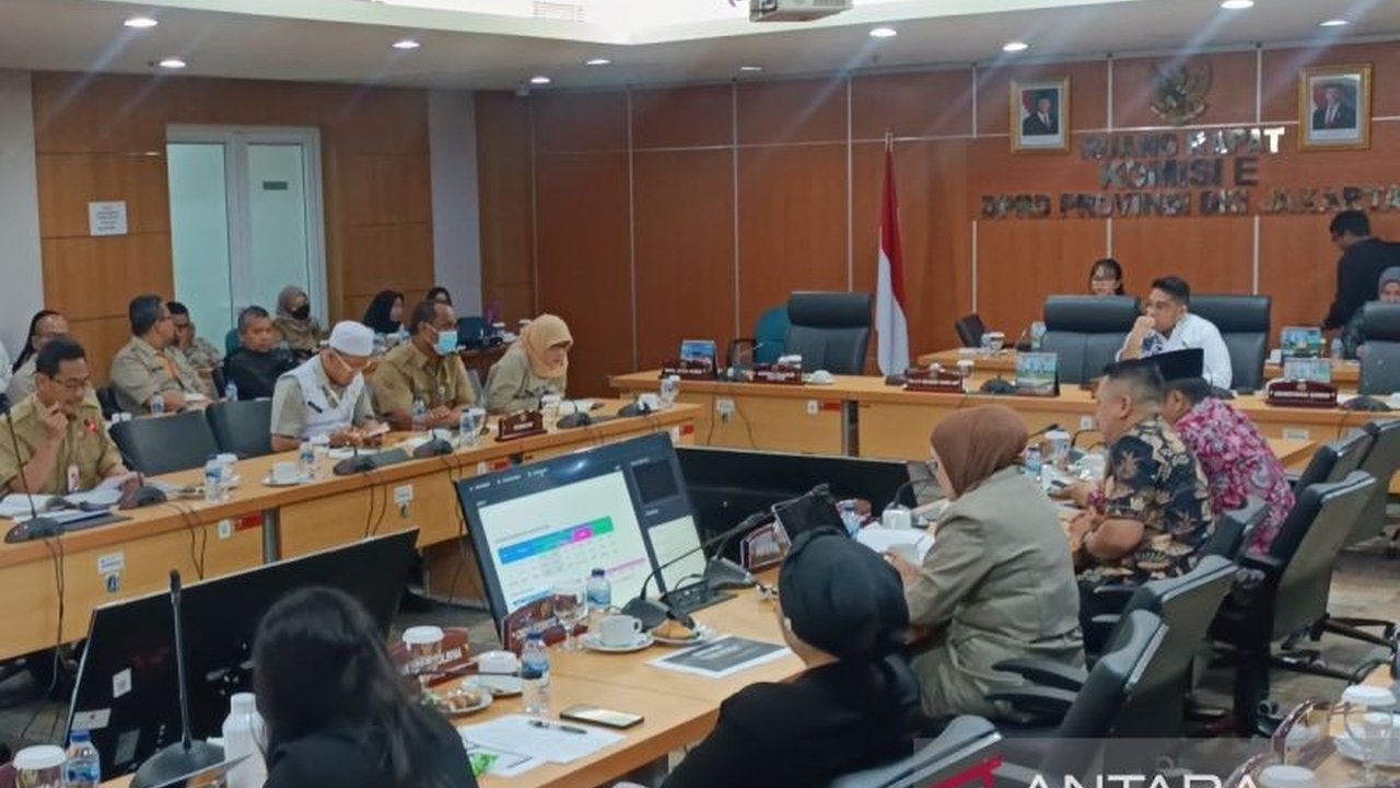 Anggota Komisi E DPRD DKI Jakarta meminta Dinas Pendidikan mencabut syarat nilai minimal 70 untuk penerima KJP Plus karena dinilai tidak tepat sasaran dan bertentangan dengan prinsip pemerataan pendidikan.
