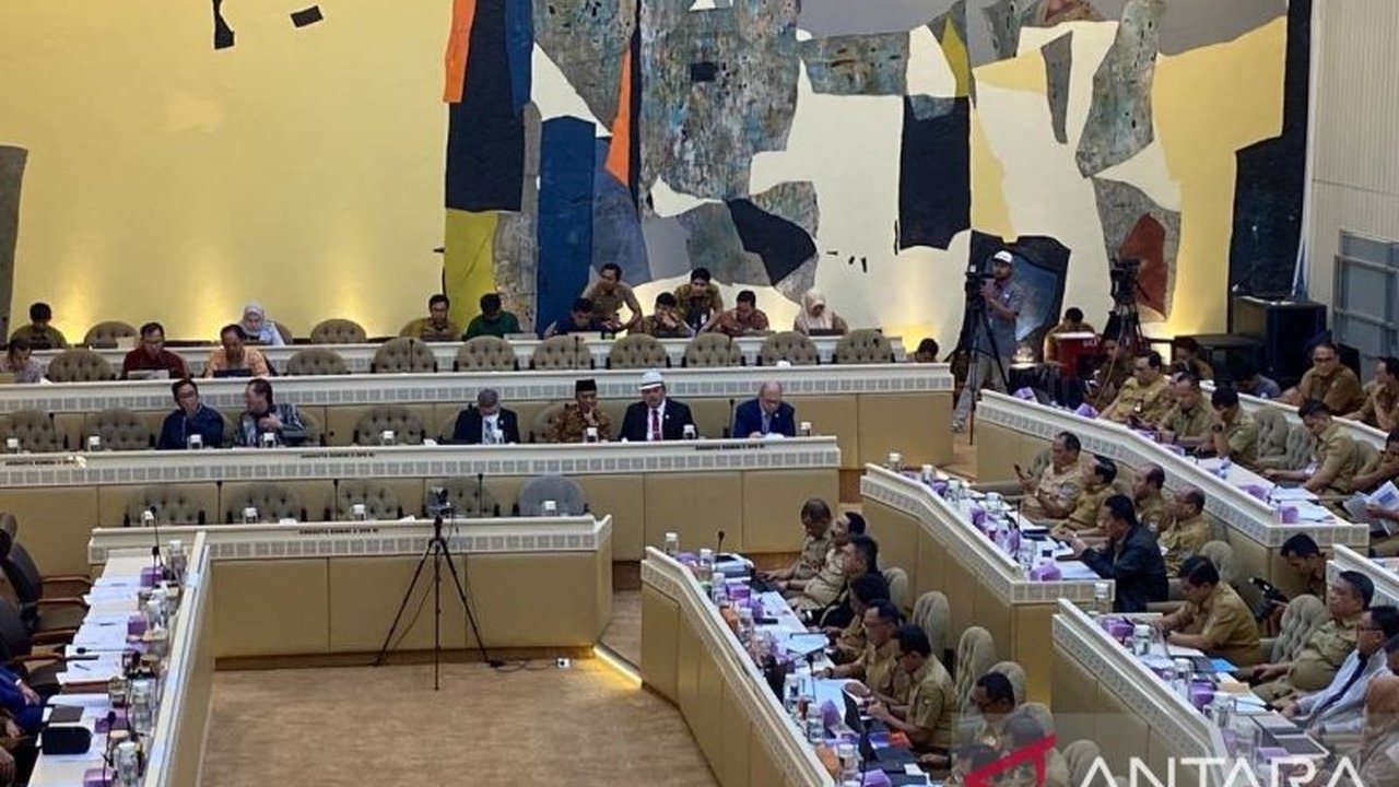 Menteri Dalam Negeri Tito Karnavian mengumumkan efisiensi anggaran Kemendagri tahun 2025 hingga 57,46 persen,  terinspirasi dari strategi efisiensi yang diterapkan selama pandemi COVID-19, dengan tetap memprioritaskan program utama.