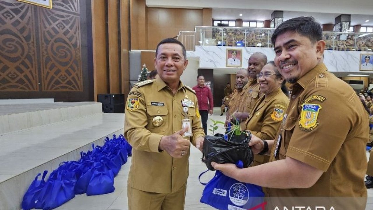 Penjabat Gubernur Papua, Ramses Limbong, menginstruksikan seluruh OPD untuk memanfaatkan lahan perkarangan kantor guna menanam pangan dan mendukung swasembada pangan di Papua, dimulai dari lingkungan Pemprov Papua.