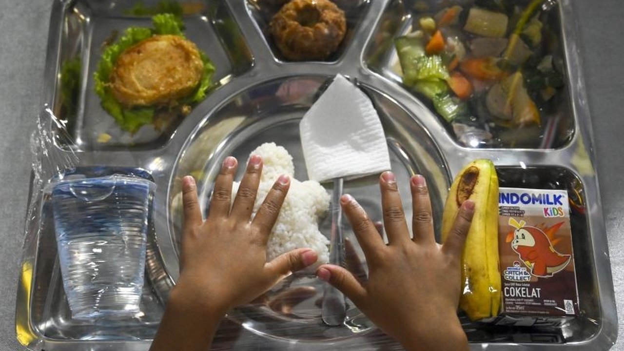 Presiden Prabowo Subianto melakukan sidak program makan bergizi gratis di beberapa sekolah dan dapur umum di Pulo Gadung, Jakarta Timur, untuk memastikan berjalannya program tersebut secara alami tanpa persiapan khusus.