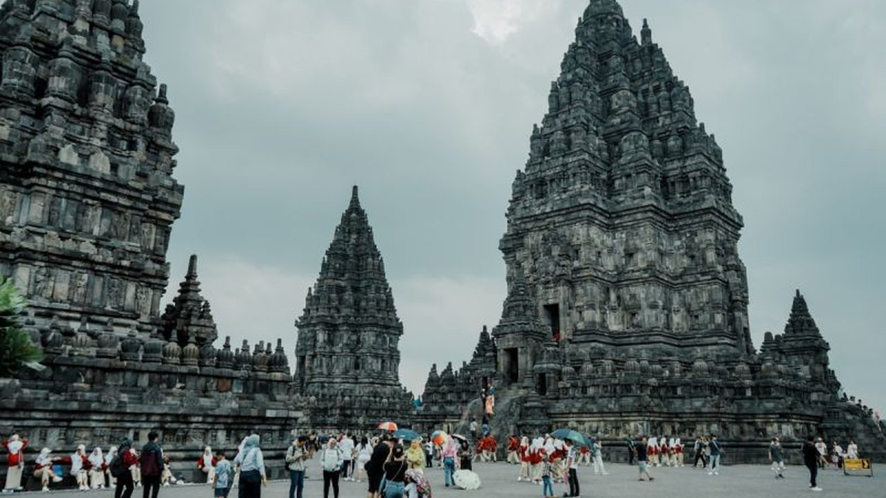 PT Taman Wisata Candi (TWC) berhasil meningkatkan kunjungan wisatawan dengan menyajikan atraksi budaya, seperti barongsai dan liong di libur Imlek, membuktikan daya tarik wisata heritage dan budaya.