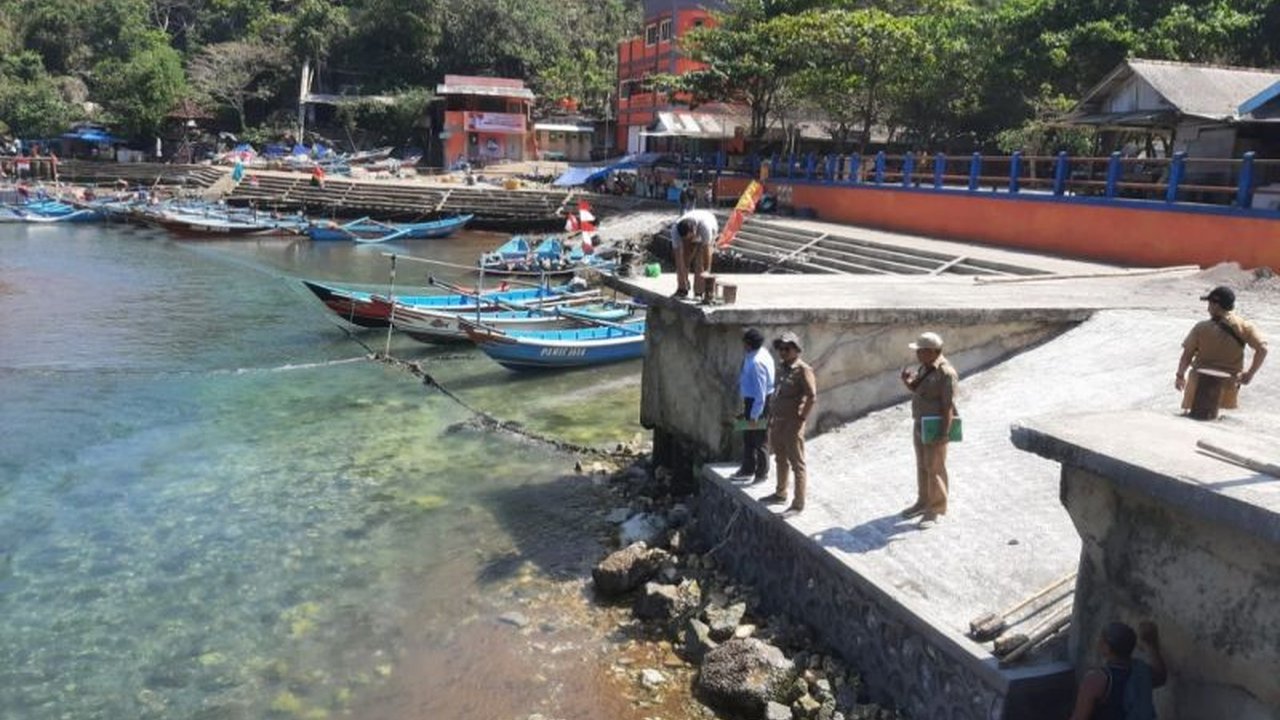 Dinas Kelautan dan Perikanan Gunungkidul meminta nelayan meningkatkan kewaspadaan terhadap cuaca ekstrem yang berpotensi terjadi akibat dua bibit siklon tropis di Samudra Hindia.