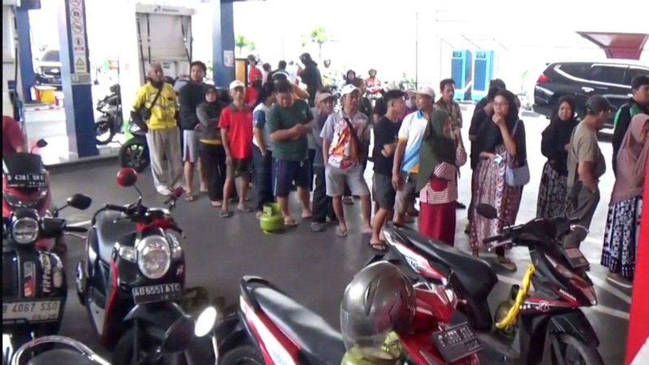 Kelangkaan Elpiji 3 Kg: Warga Antre di SPBU Fatmawati