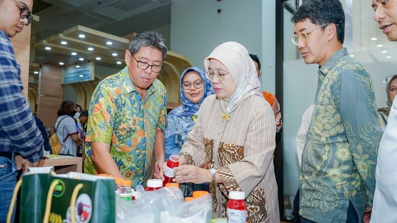Data Kemenperin hingga triwulan III 2024 menunjukkan IKM Indonesia menyerap 13,11 juta tenaga kerja, berkontribusi besar pada PDB, dan memiliki potensi peningkatan kontribusi terhadap nilai output industri pengolahan nonmigas.