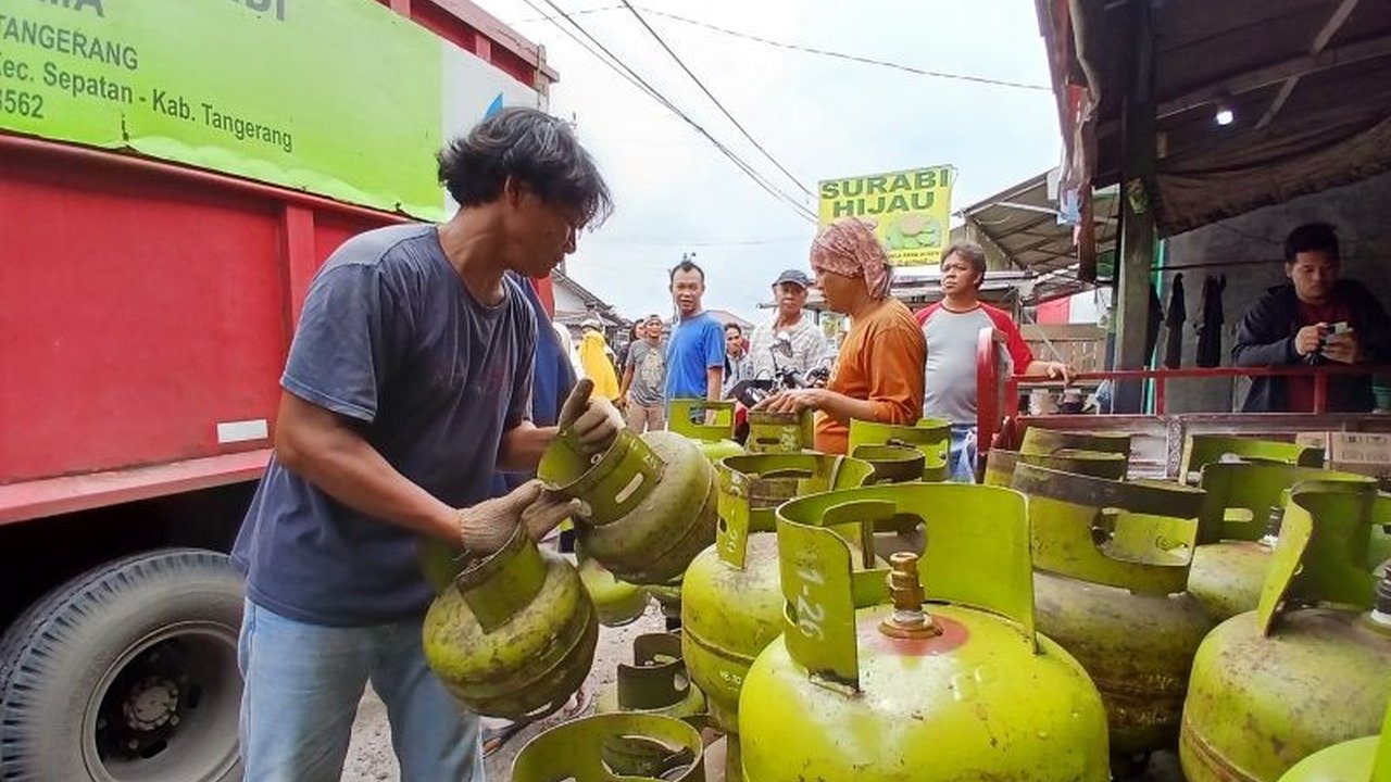 Kebijakan pembatasan penjualan gas elpiji 3 kg subsidi di Kabupaten Tangerang sejak Februari 2025 membuat warga kesulitan mendapatkannya, memicu antrean panjang dan keluhan.