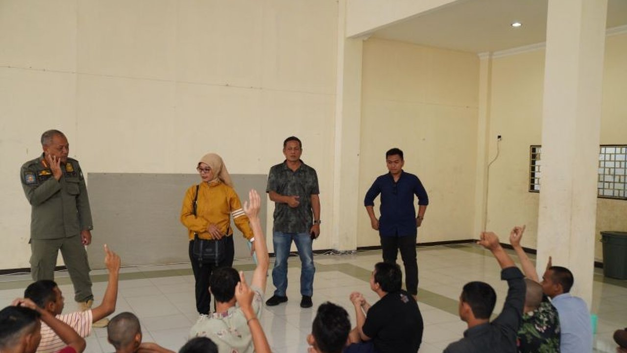 Satpol PP Pontianak menangani anak jalanan dengan pendekatan humanis, namun tetap tegas pada kasus penyalahgunaan narkoba, dengan peningkatan jumlah anak jalanan dan terlantar di tahun 2024 menjadi tantangan utama.