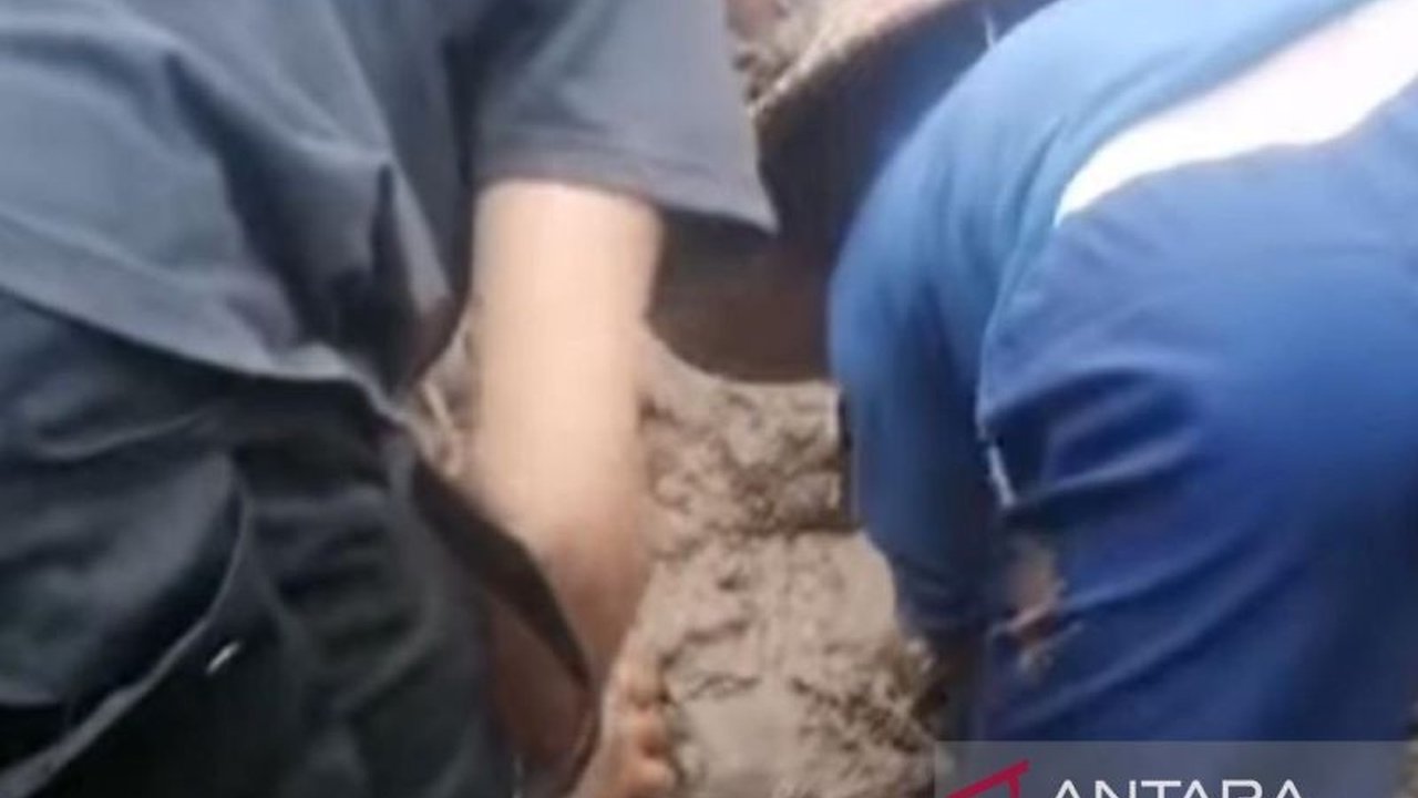 Burhan, warga Desa Nunggi, Bima, ditemukan meninggal dunia setelah tertimbun longsor pada Minggu (2/2); delapan orang lainnya masih dinyatakan hilang.