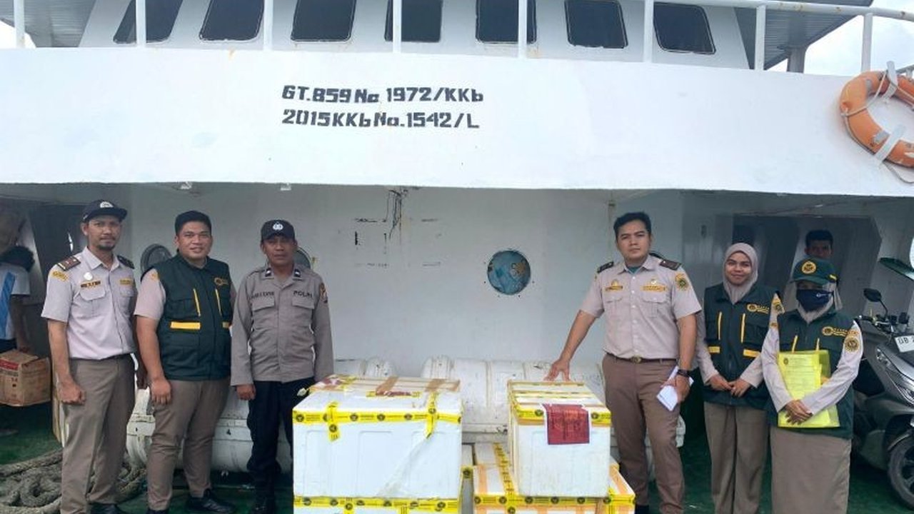 Petugas karantina di Ternate berhasil mengamankan 19,8 kg daging babi ilegal tanpa dokumen resmi dari Manado, sekaligus dua ayam dewasa yang melanggar Pergub Maluku Utara; upaya pencegahan penyakit PMK dan ASF terus dilakukan.