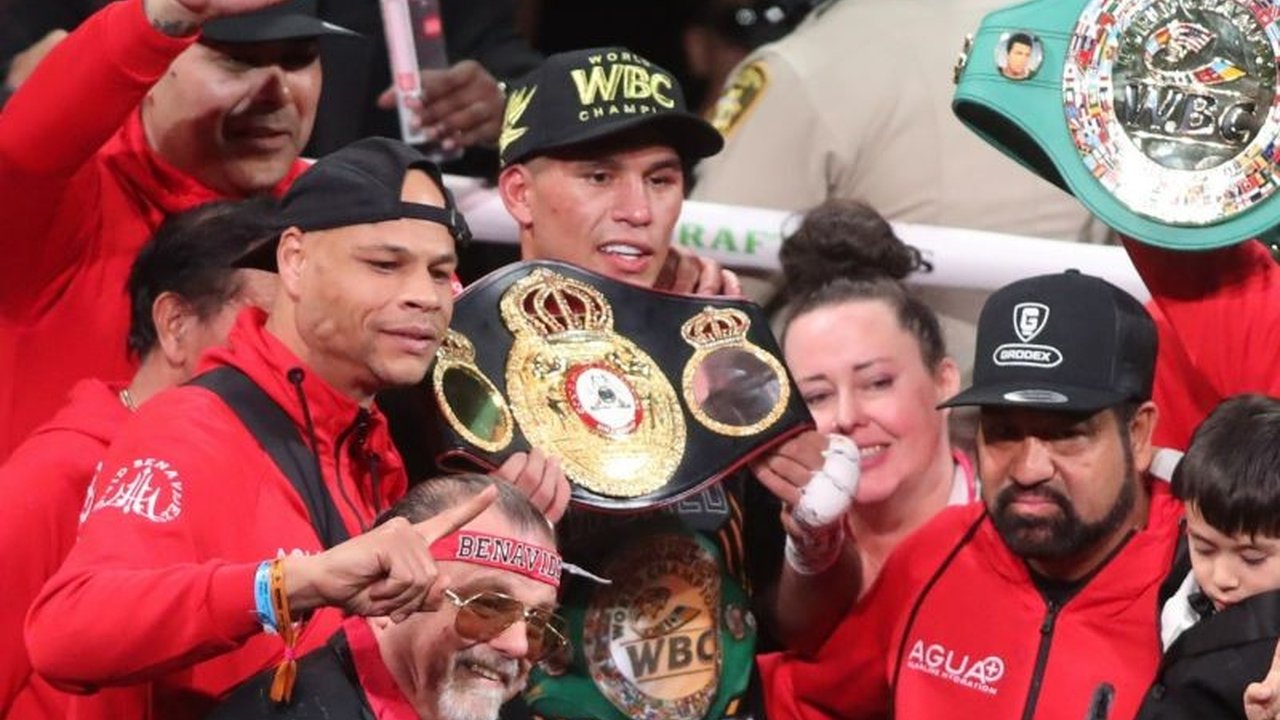 David Benavidez resmi menjadi penantang wajib juara dunia WBA kelas berat ringan Artur Beterbiev setelah kemenangan dramatisnya atas David Morrell di Las Vegas.