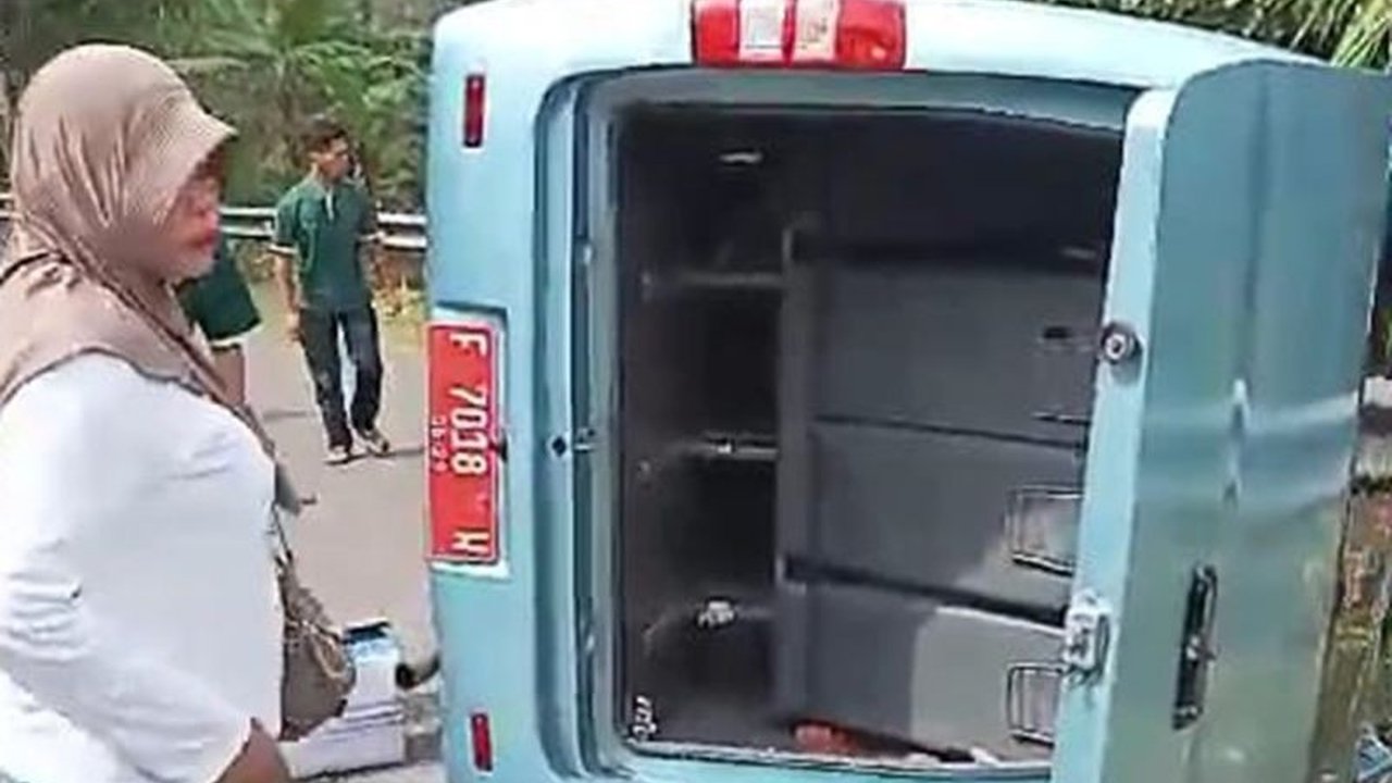 Kecelakaan tunggal bus dinas Pemkab Cianjur di jalur alternatif Cikidang, Sukabumi, mengakibatkan 13 penumpang luka-luka dan dievakuasi ke RSUD Palabuhanratu pada Senin, 2 Januari 2024.