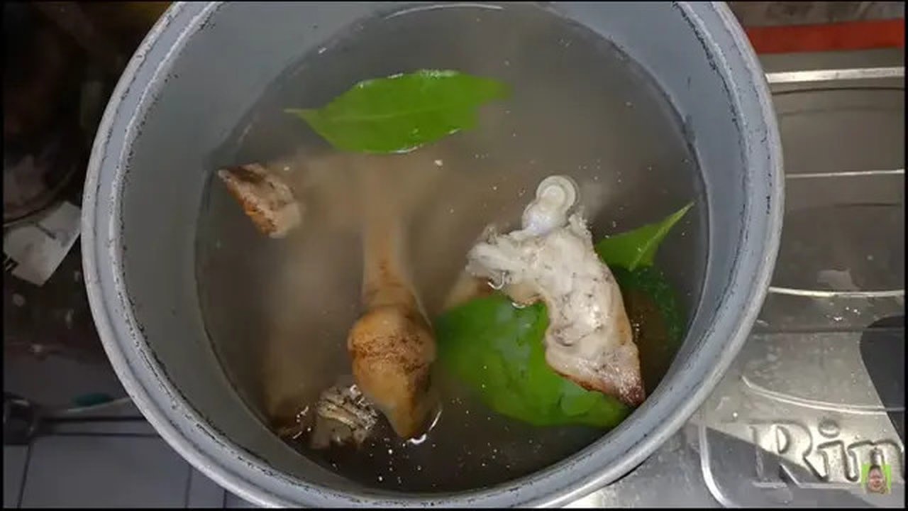 Bukan Dipresto, Ini Cara Rebus Kaki Kambing Agar Empuk dan Tidak Bau Prengus (YouTube/Dapoer Mamih Wiwi)