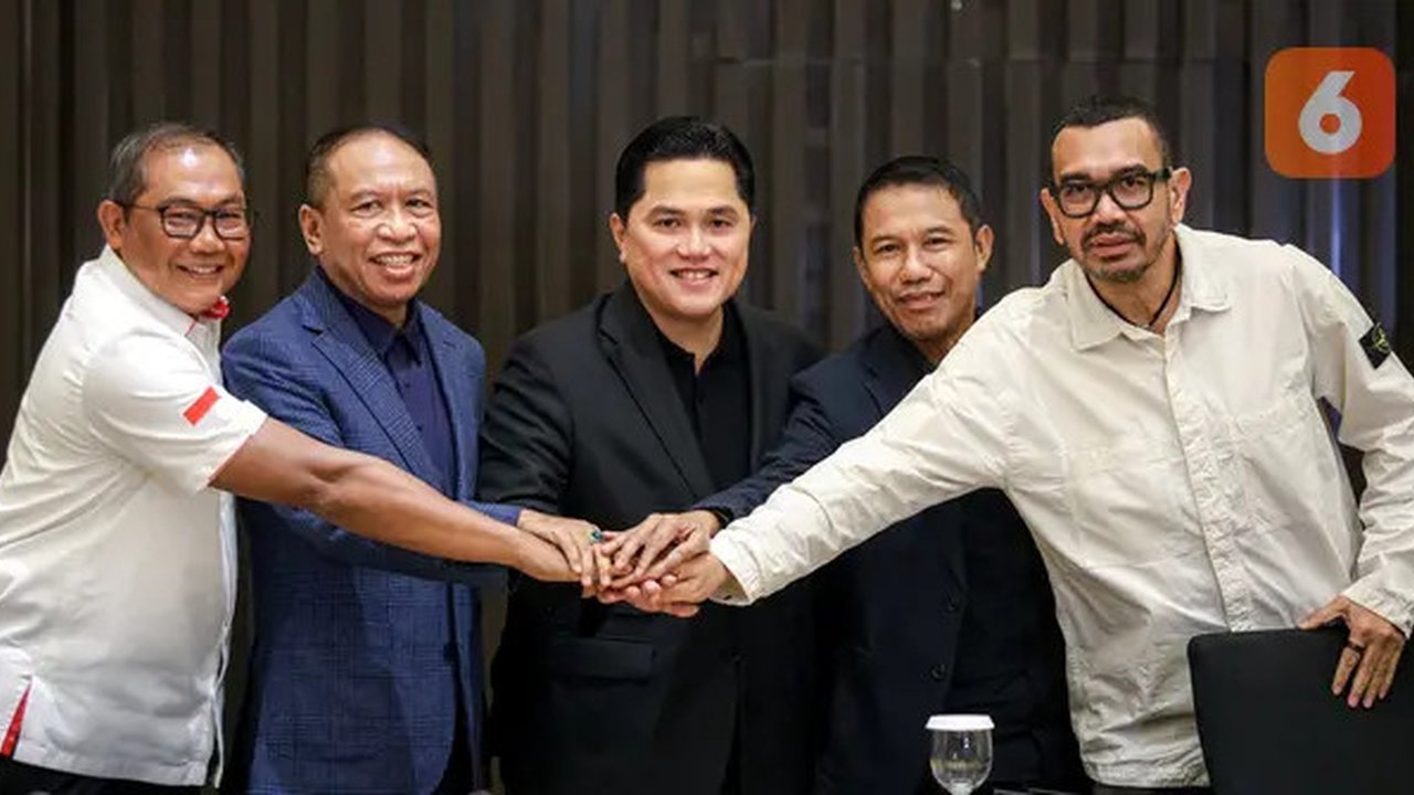 Ketua Umum PSSI, Erick Thohir (tengah) berfoto bersama dengan Manajer Timnas Indonesia Sumardji, Waketum PSSI Zainudin Amali, Sekjen PSSI Yunus Nusi, dan Exco Arya Sinulingga pada konferensi