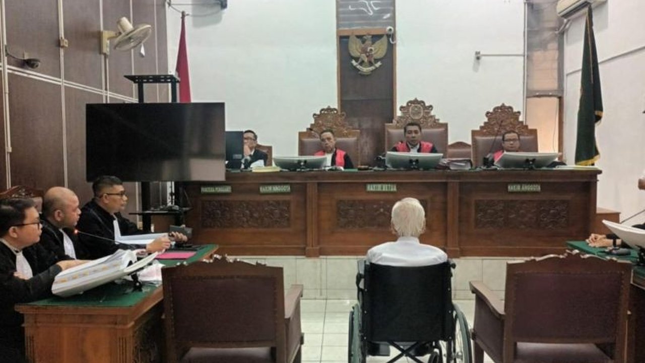 Majelis Hakim PN Jaksel menolak penangguhan penahanan Ted Sioeng atas kasus dugaan penipuan dan penggelapan dana Bank Mayapada senilai Rp133 miliar,  mengakibatkan kekecewaan pihak terdakwa yang beralasan kondisi kesehatan.