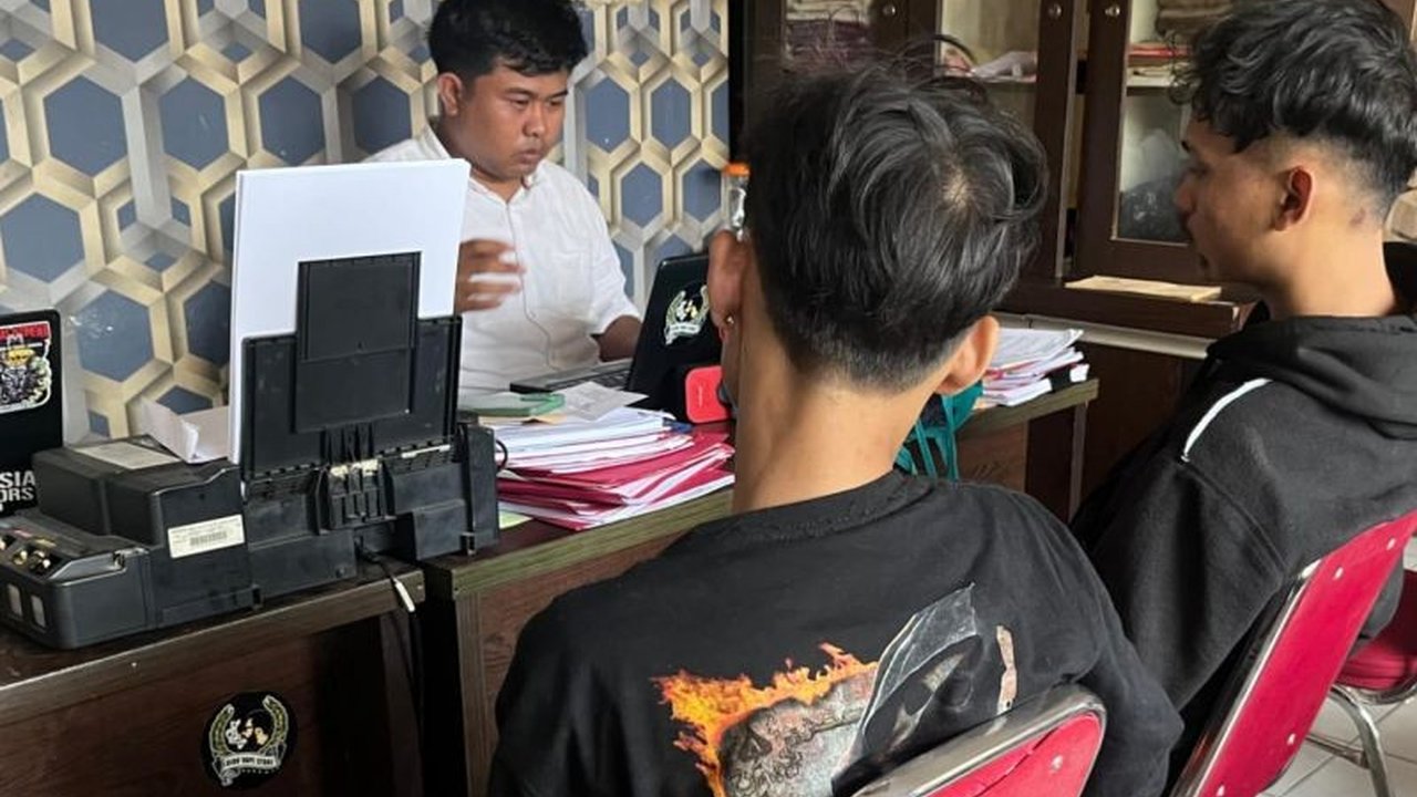 Polres Serang berhasil menangkap dua anggota geng motor yang melakukan pengeroyokan dan membawa senjata tajam di SPBU Cikande, Serang, sementara tiga pelaku lainnya masih diburu.