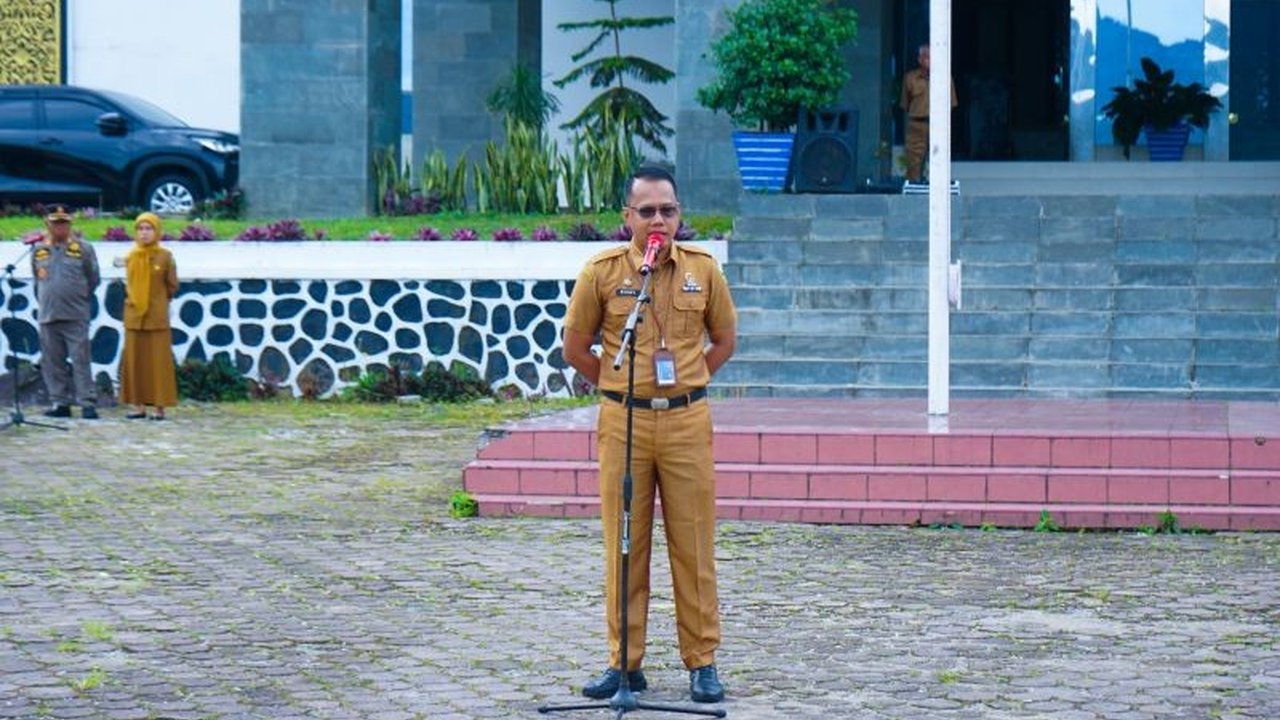 Dinas Kependudukan dan Pencatatan Sipil (Disdukcapil) Kabupaten Solok meraih predikat pelayanan prima dari Kemenpan RB,  menunjukkan kinerja terbaik se-Sumatera Barat dan komitmen peningkatan layanan kependudukan.