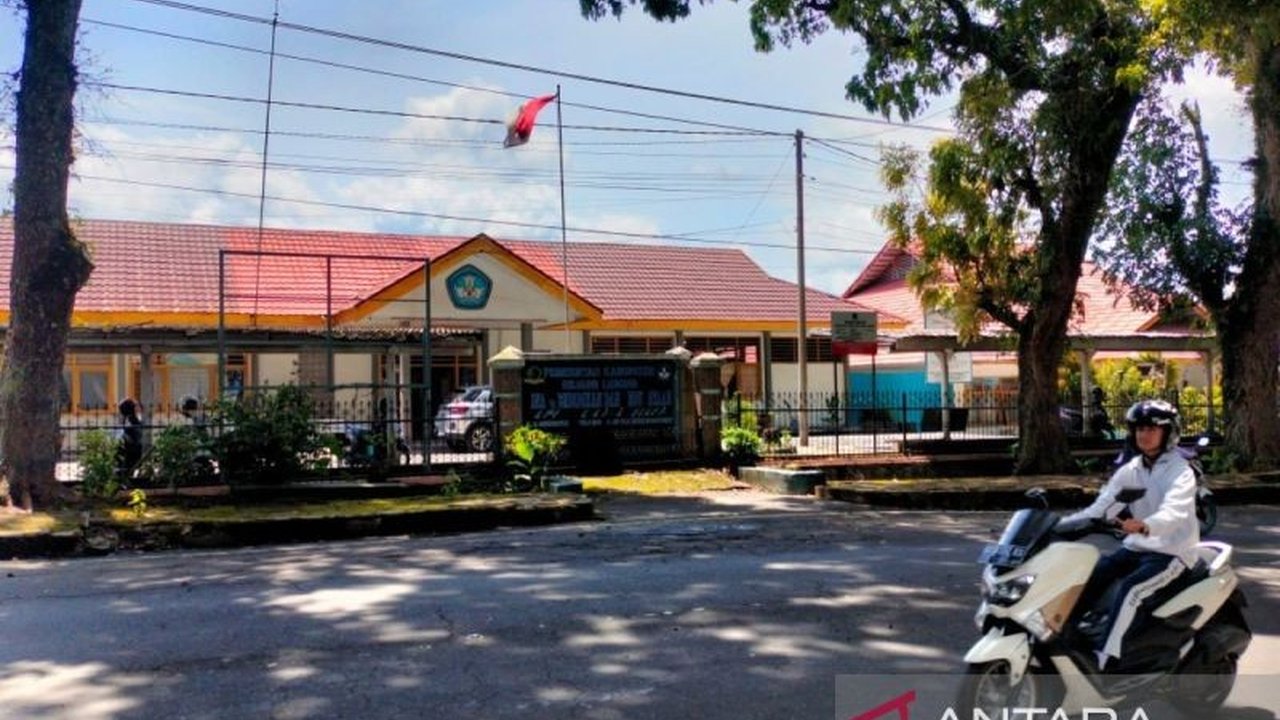 Pemerintah Kabupaten Rejang Lebong, Bengkulu, memproyeksikan dana Bantuan Operasional Sekolah (BOS) tahun 2025 sebesar Rp42 miliar, jumlah yang relatif sama dengan tahun sebelumnya, didasarkan pada jumlah siswa yang stabil.