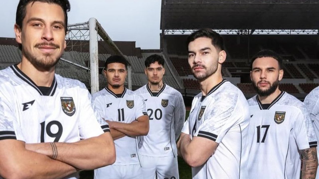 Erspo resmi meluncurkan jersey tandang Timnas Indonesia berwarna putih dengan aksen abu dan hitam pada 3 Februari 2024, menandai era baru timnas di bawah pelatih Patrick Kluivert dalam persiapan menuju Piala Dunia 2026.