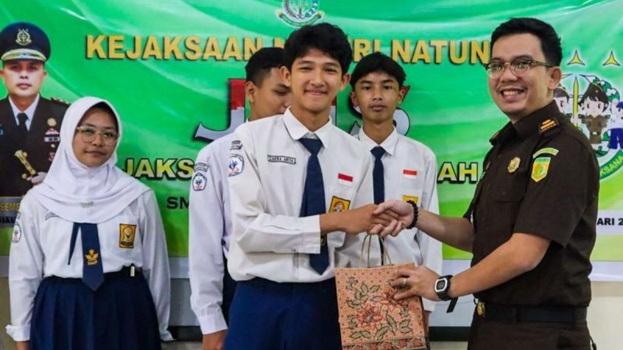 Kejaksaan Negeri Natuna memberikan sosialisasi anti cyberbullying dan hoax kepada 50 pelajar SMP Negeri 1 Bunguran Timur, menekankan pentingnya bijak bermedia sosial dan konsekuensi hukum atas tindakan di dunia maya.