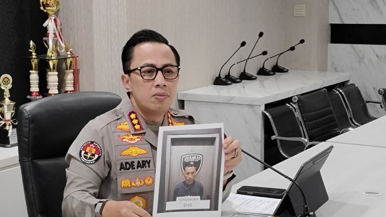 Seorang karyawan bengkel di Ciracas, Jakarta Timur, tewas ditusuk pelaku yang diduga memiliki hubungan gelap dengan istri korban; pelaku telah ditangkap dan dijerat pasal pembunuhan.