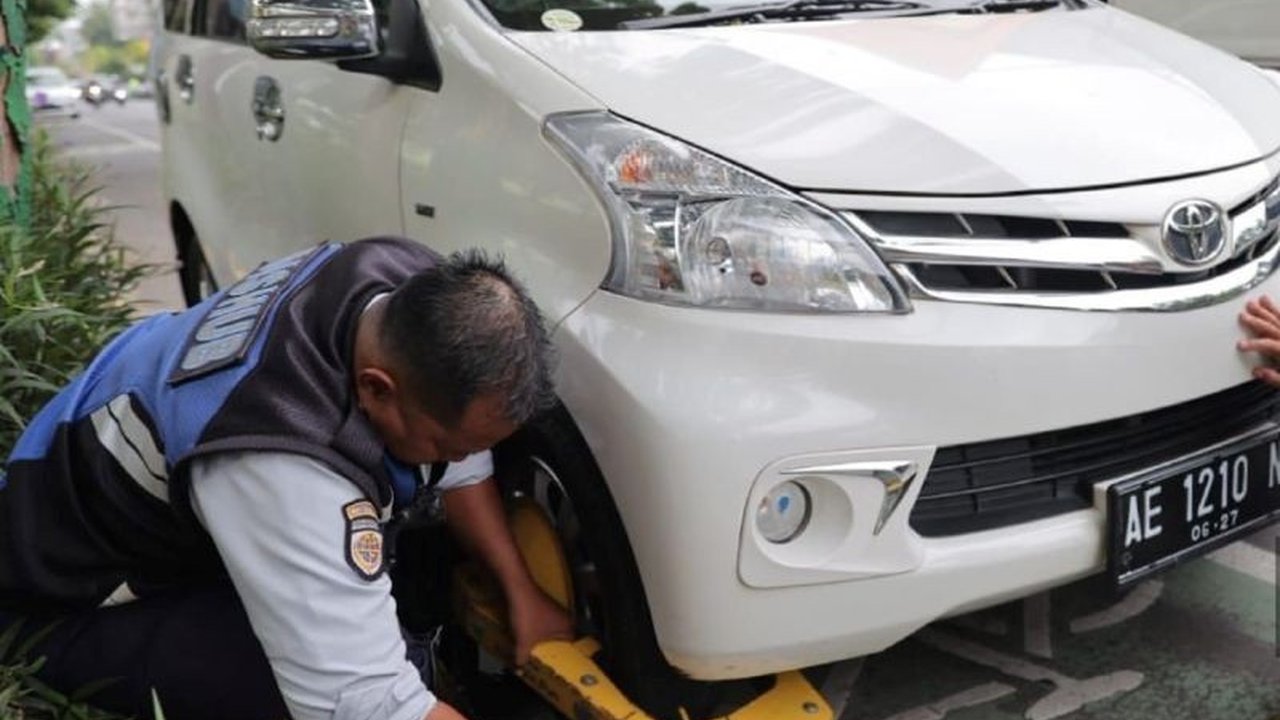 Dishub Kota Madiun memasang gembok raksasa pada mobil yang parkir sembarangan di Jalan dr. Soetomo untuk meningkatkan kesadaran berlalu lintas dan kenyamanan pengguna jalan lainnya.