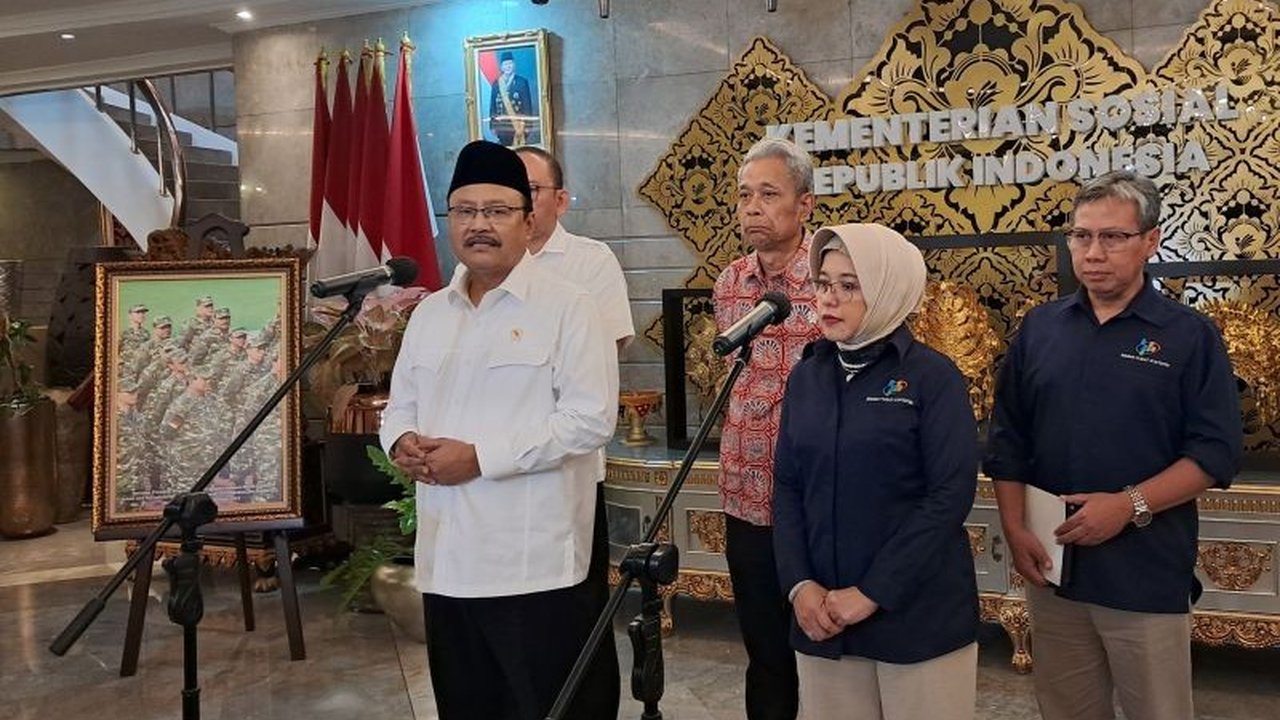 Menko PMK dan Mensos menginformasikan rencana pemerintah untuk menambah anggaran bantuan sosial (bansos) dan fokus pada pengentasan kemiskinan ekstrem di Indonesia, memanfaatkan data tunggal sosial ekonomi.