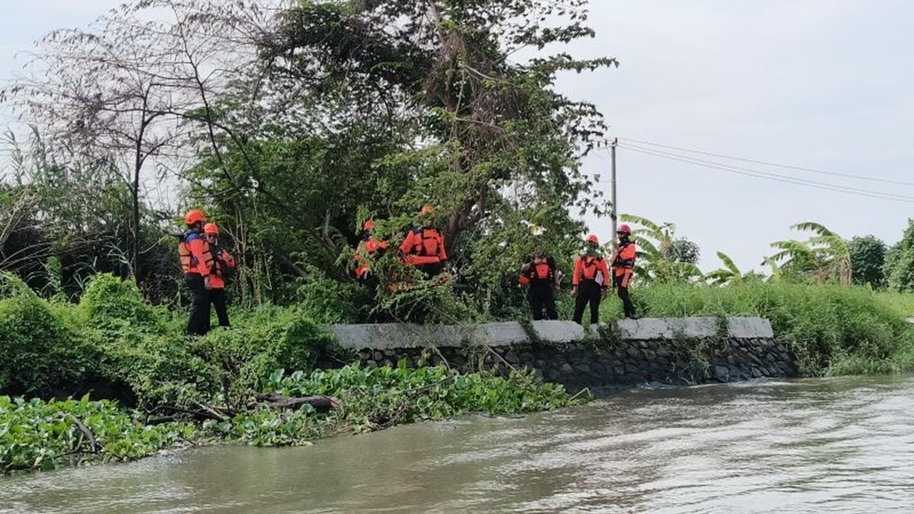 Dinas PU SDA Jatim bersama instansi terkait keruk Sungai Bahgepuk di Candi, Sidoarjo, untuk mengatasi banjir akibat penyempitan sungai dan curah hujan tinggi sejak pertengahan Januari 2025.