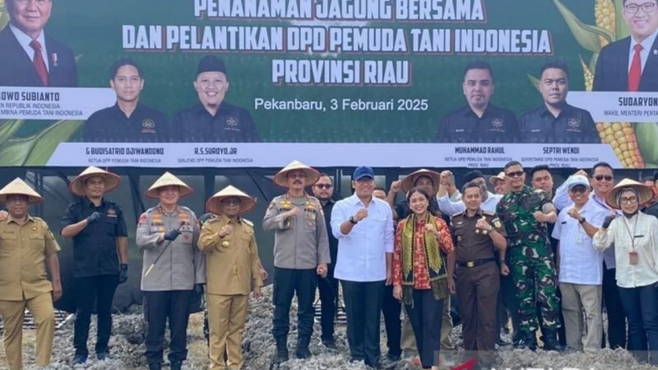 Wakil Menteri Pertanian bersama Polda Riau menanam jagung di lahan sawit yang sedang diremajakan di Pekanbaru, Riau, sebagai upaya mendukung swasembada jagung nasional dan meningkatkan kesejahteraan petani.