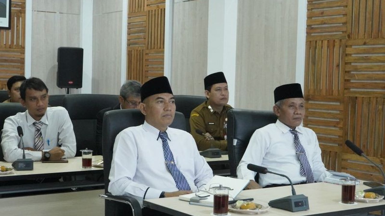 Pelantikan Bupati dan Wakil Bupati Lumajang terpilih, Indah Amperawati dan Yudha Adji Kusuma, diundur dari 6 Februari menjadi 20 Februari 2025 karena adanya sengketa Pilkada yang harus diselesaikan terlebih dahulu.