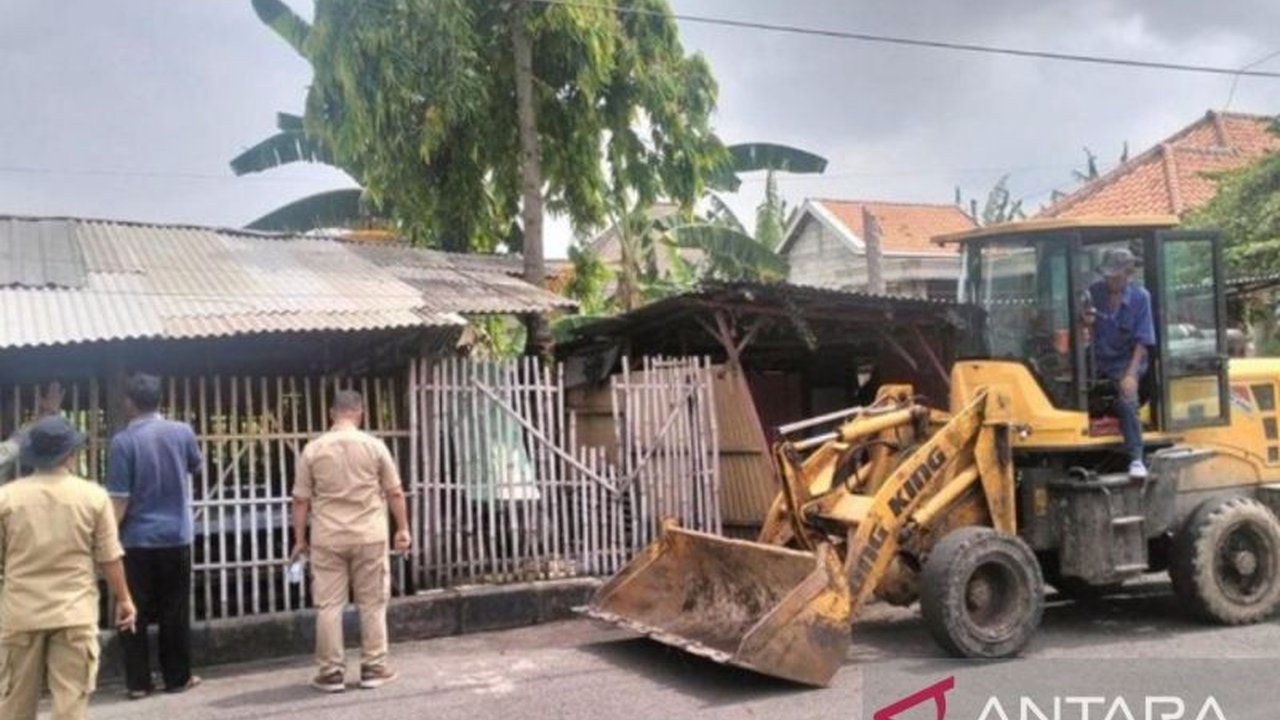 Pemkab Bangkalan membongkar 10 warung sekitar Stadion Gelora Bangkalan yang diduga menjadi tempat mesum dan peredaran narkoba, setelah mendapat desakan masyarakat dan memberikan peringatan sebelumnya.