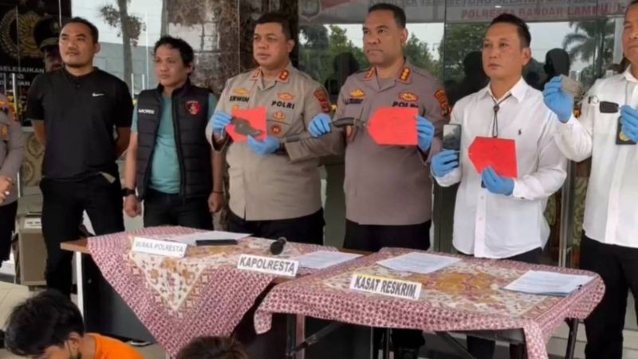 Polresta Bandarlampung berhasil menangkap tiga pelaku pembegalan mobil di Jalan ZA Pagar Alam pada 31 Januari 2024,  dengan satu pelaku lainnya masih dalam pengejaran.
