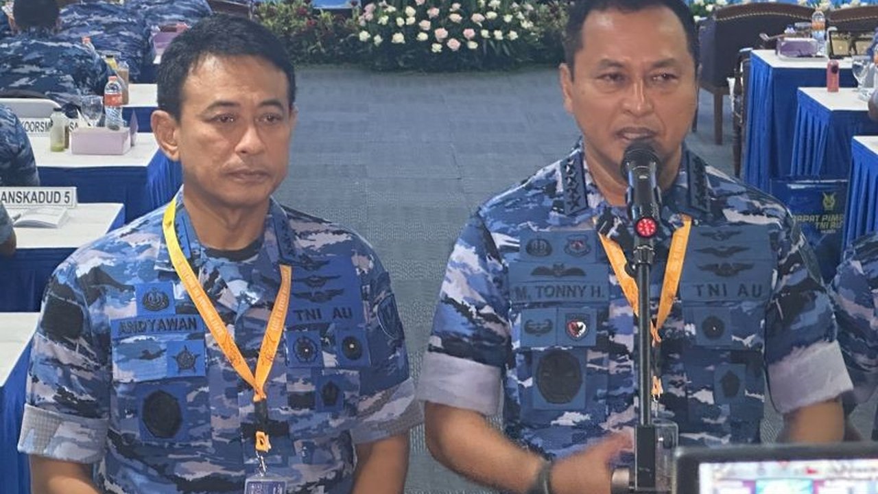 Kepala Staf TNI AU, Marsekal TNI Mohamad Tonny Harjono, mengumumkan kedatangan pesawat angkut berat Airbus A400M di Indonesia pada November 2025, yang akan ditempatkan di Lanud Halim Perdanakusuma dan digunakan untuk misi strategis.
