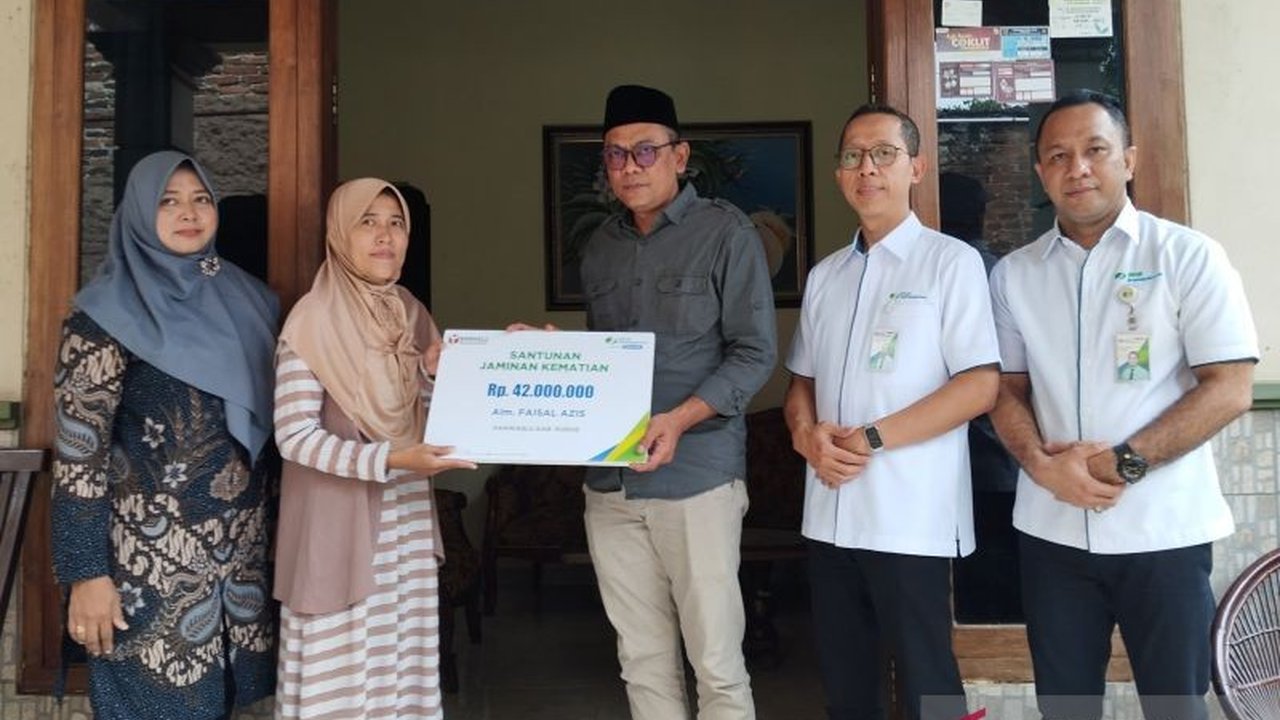 BPJAMSOSTEK Cabang Kudus memberikan santunan kematian sebesar Rp42 juta kepada ahli waris seorang pengawas pemilu yang meninggal dunia, membantu meringankan beban keluarga.