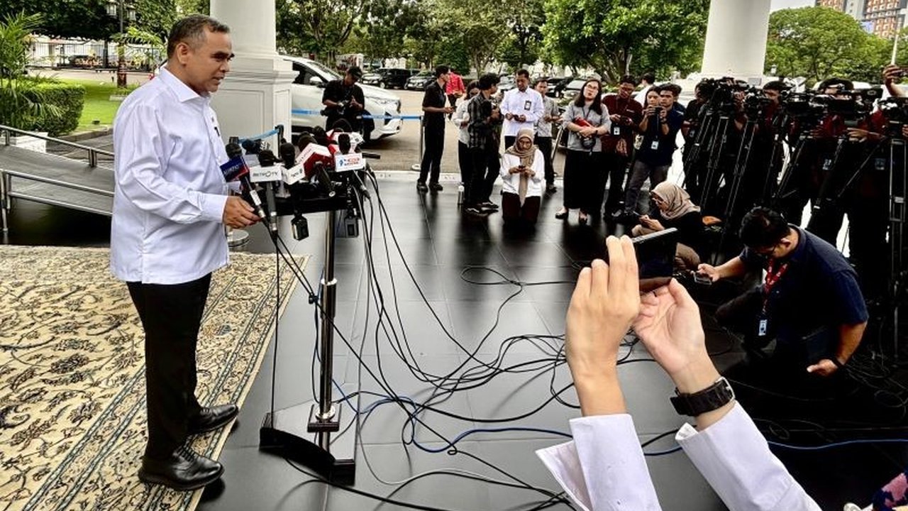 Ketua MPR, Ahmad Muzani, menyerahkan hasil kajian konstitusi kepada Presiden Prabowo Subianto, termasuk tinjauan terhadap UUD 1945, dan membahas sejumlah aspirasi masyarakat serta program MBG.