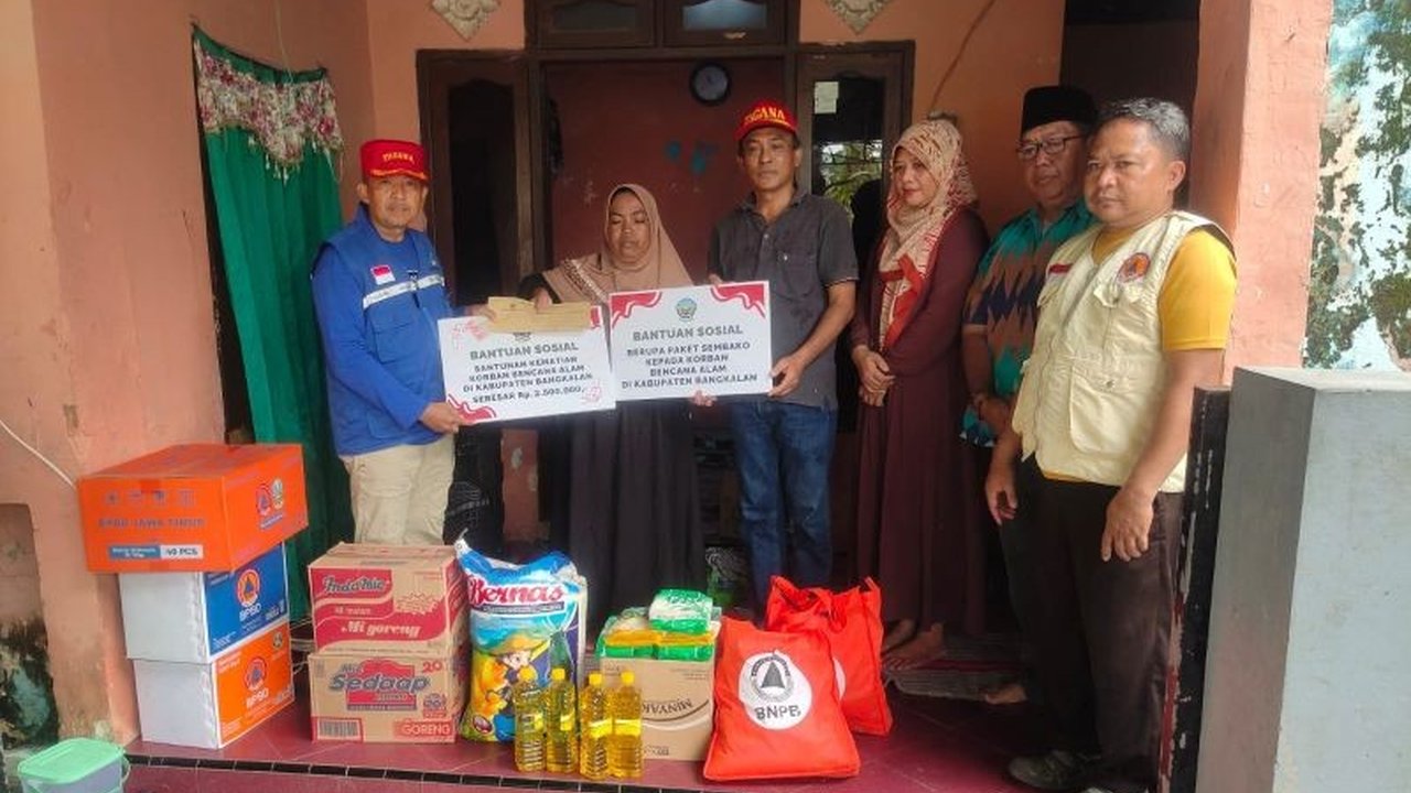 Pemerintah Kabupaten Bangkalan memberikan santunan kepada keluarga Muhammad Nari, nelayan yang meninggal akibat perahu tenggelam di perairan Karang Jamuang pada 30 Januari 2025, berupa uang tunai dan sembako.