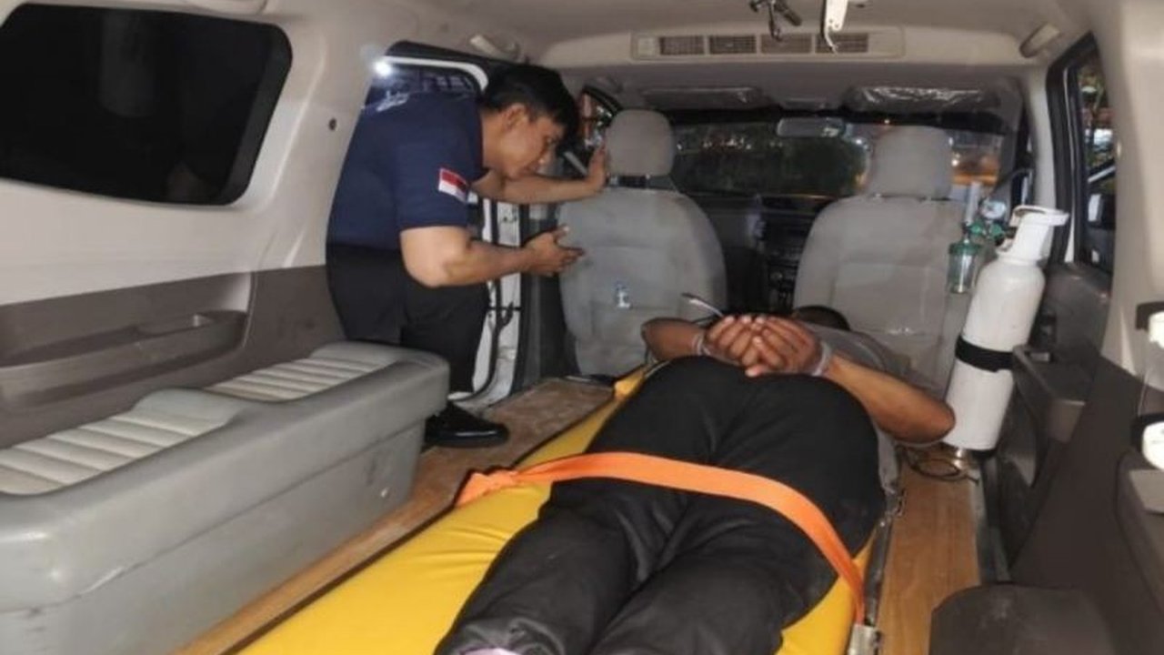 Petugas Damkar Palangka Raya berhasil menghindari amukan seorang ODGJ yang mengamuk di sebuah kafe pada Minggu malam, 2 Februari 2024, dan menyerahkannya ke pihak berwajib untuk perawatan.