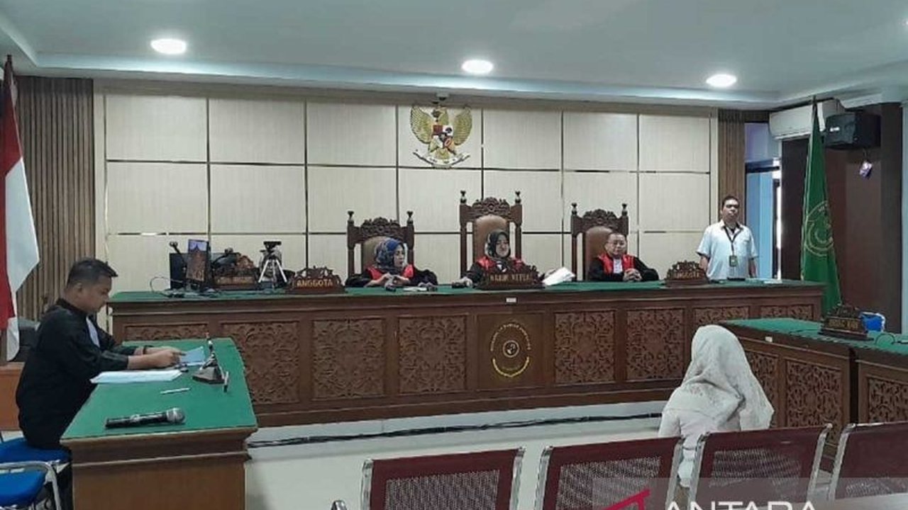 Jaksa menuntut Kepala Desa Sekumur, Aceh Tamiang, Maimunah, hukuman 6 tahun penjara dan denda Rp300 juta karena korupsi dana desa sebesar Rp354 juta pada tahun 2021.