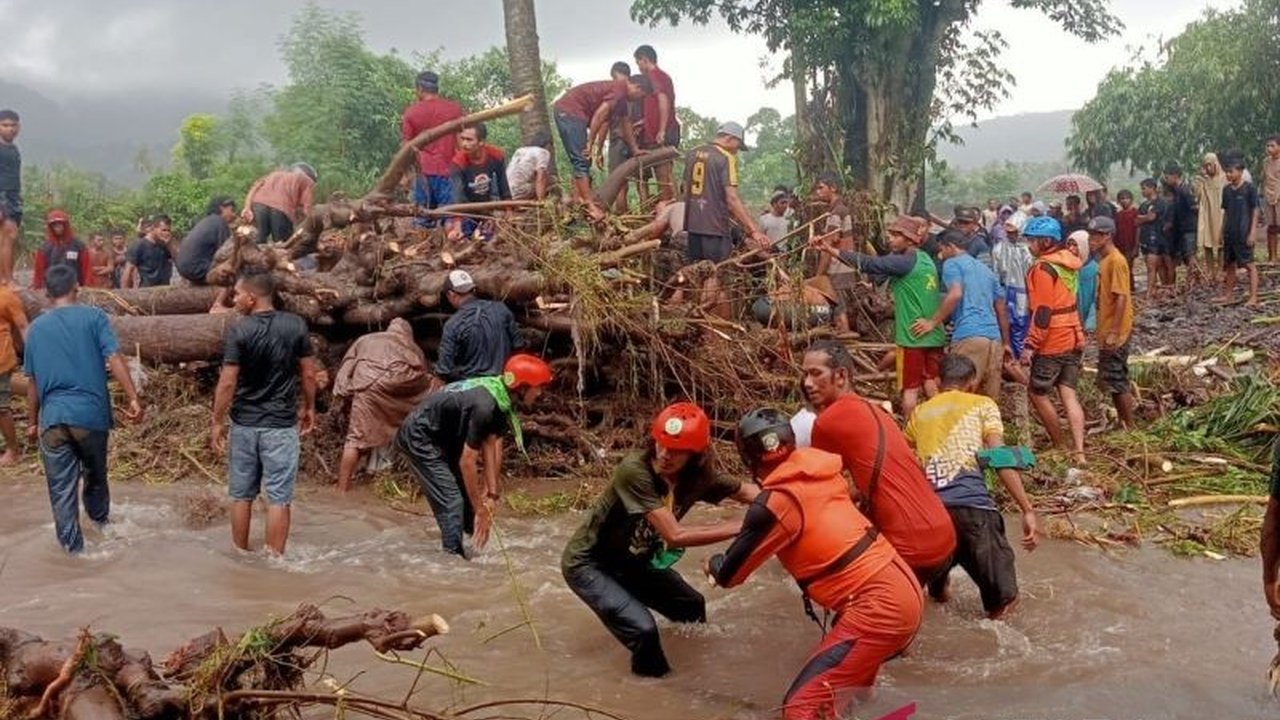 Banjir bandang di Bima, NTB, telah memakan tiga korban jiwa, dengan satu korban lagi ditemukan, sementara lima warga lainnya masih dinyatakan hilang dan dalam pencarian intensif oleh tim gabungan.
