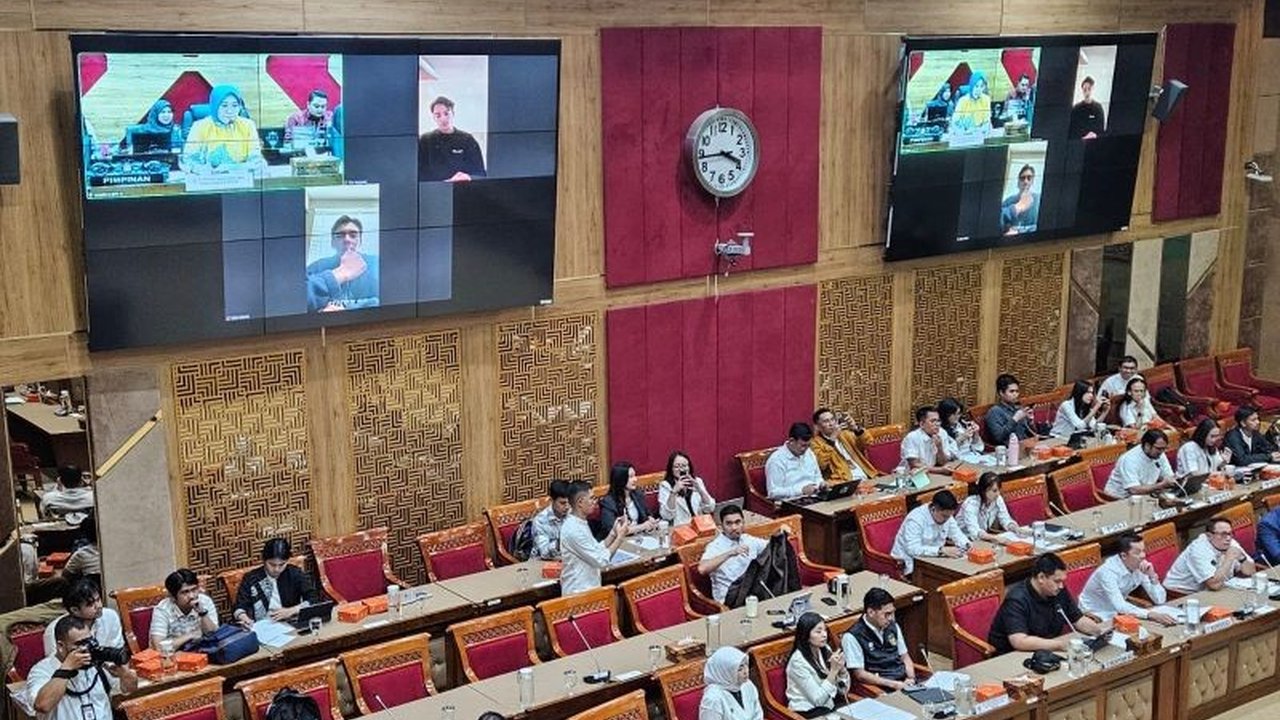 Komisi X dan XIII DPR RI menyetujui naturalisasi Ole Romeny, Dion Markx, dan Tim Geypens untuk memperkuat Timnas Indonesia, proses selanjutnya menunggu persetujuan Presiden.