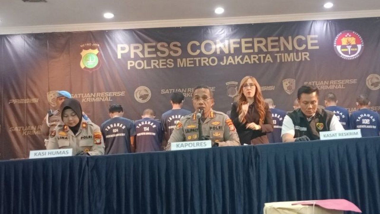 Polres Jaktim mengungkap kronologi pengeroyokan sopir bus AKAP Rahmat Vaisandri yang tewas di Jakarta Timur; 10 tersangka, termasuk anggota Brimob, telah ditahan.