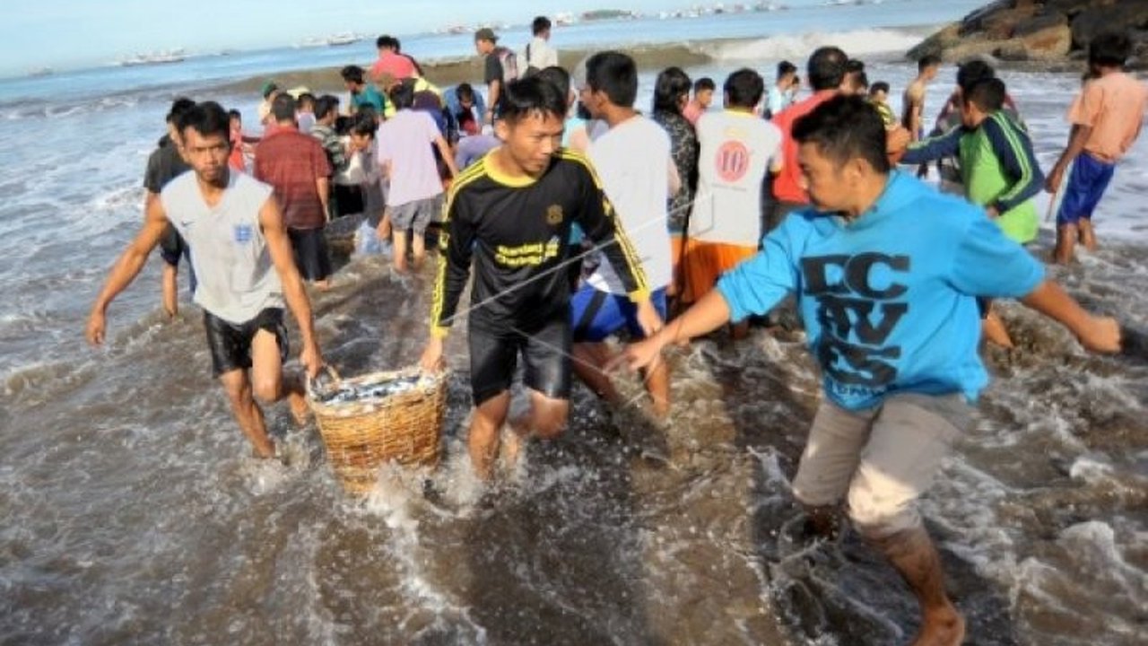 Kementerian Lingkungan Hidup (KLH) mengapresiasi aksi bersih Pandawara Group di Sungai Citarum, namun menekankan pentingnya solusi pengelolaan sampah dari sumbernya untuk mencegah masalah sampah yang terus berulang.